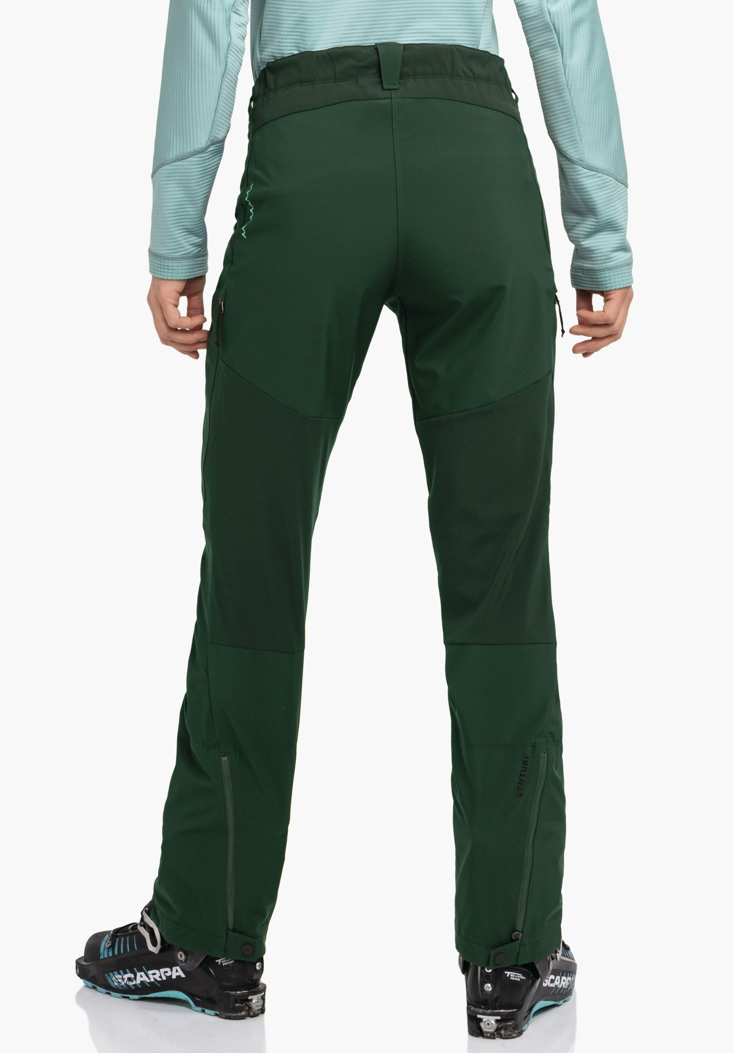 Softshell Pt Style Milagle WMS Dunkelgrüne Wanderhose, getragen und stehend von Person, mit hellblauem Oberteil und schwarzen Bergschuhen, vor weißem Hintergrund. Text: "VENTURI", "SCARPA".