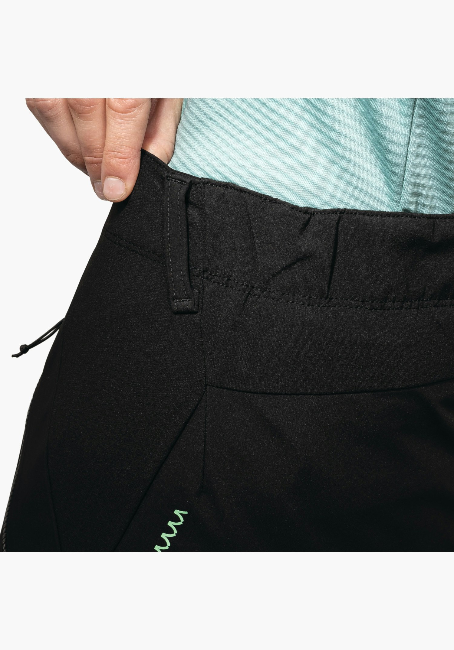 Softshell Pt Style Milagle WMS – vue détaillée de la ceinture noire avec passants, insert élastique et couture décorative verte, gros plan sur fond blanc.
