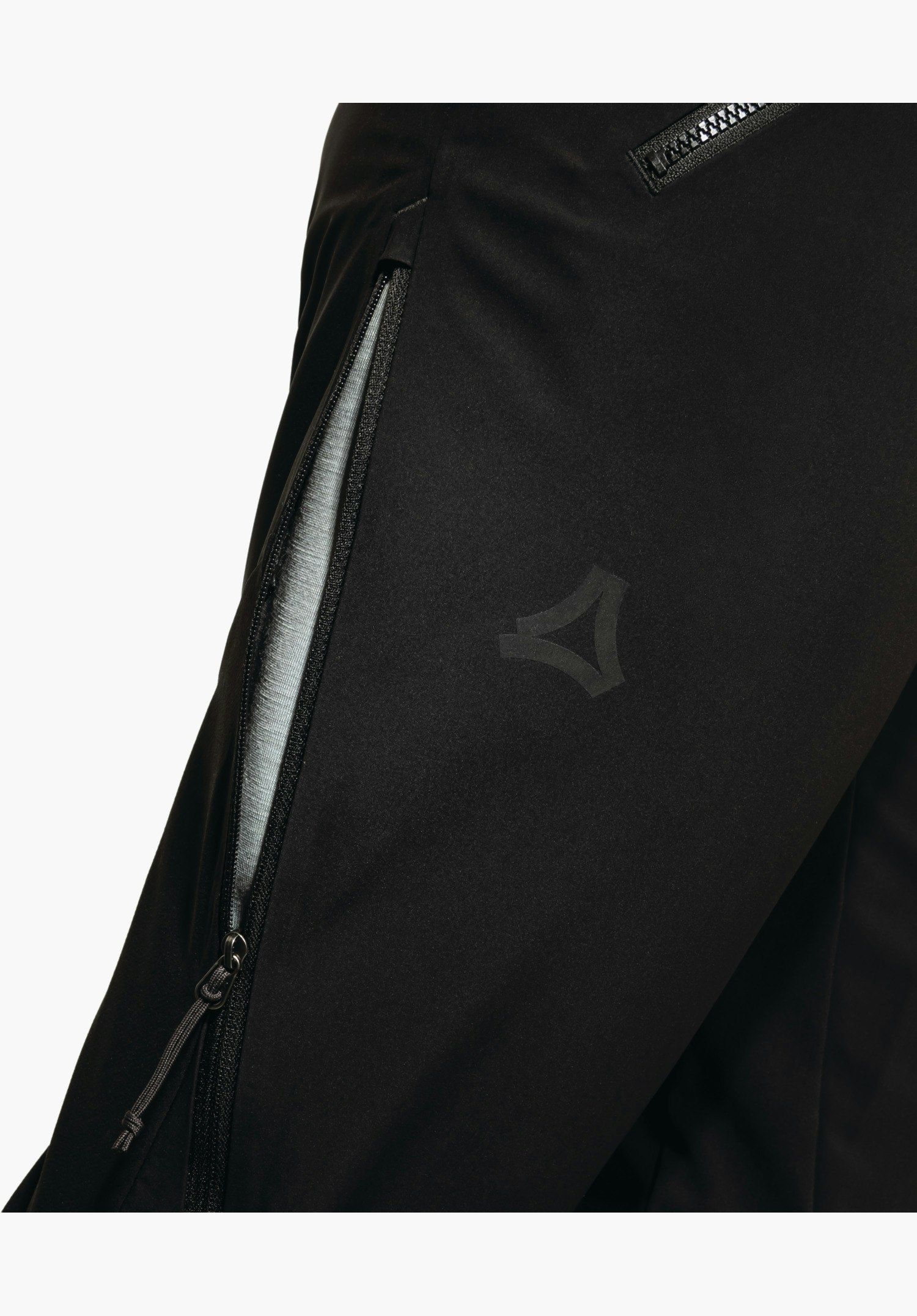 Softshell Pt Style Milagle WMS montre une fermeture éclair latérale ouverte et le logo Schöffel discret sur la matière noire. Gros plan sur fond blanc/neutre.