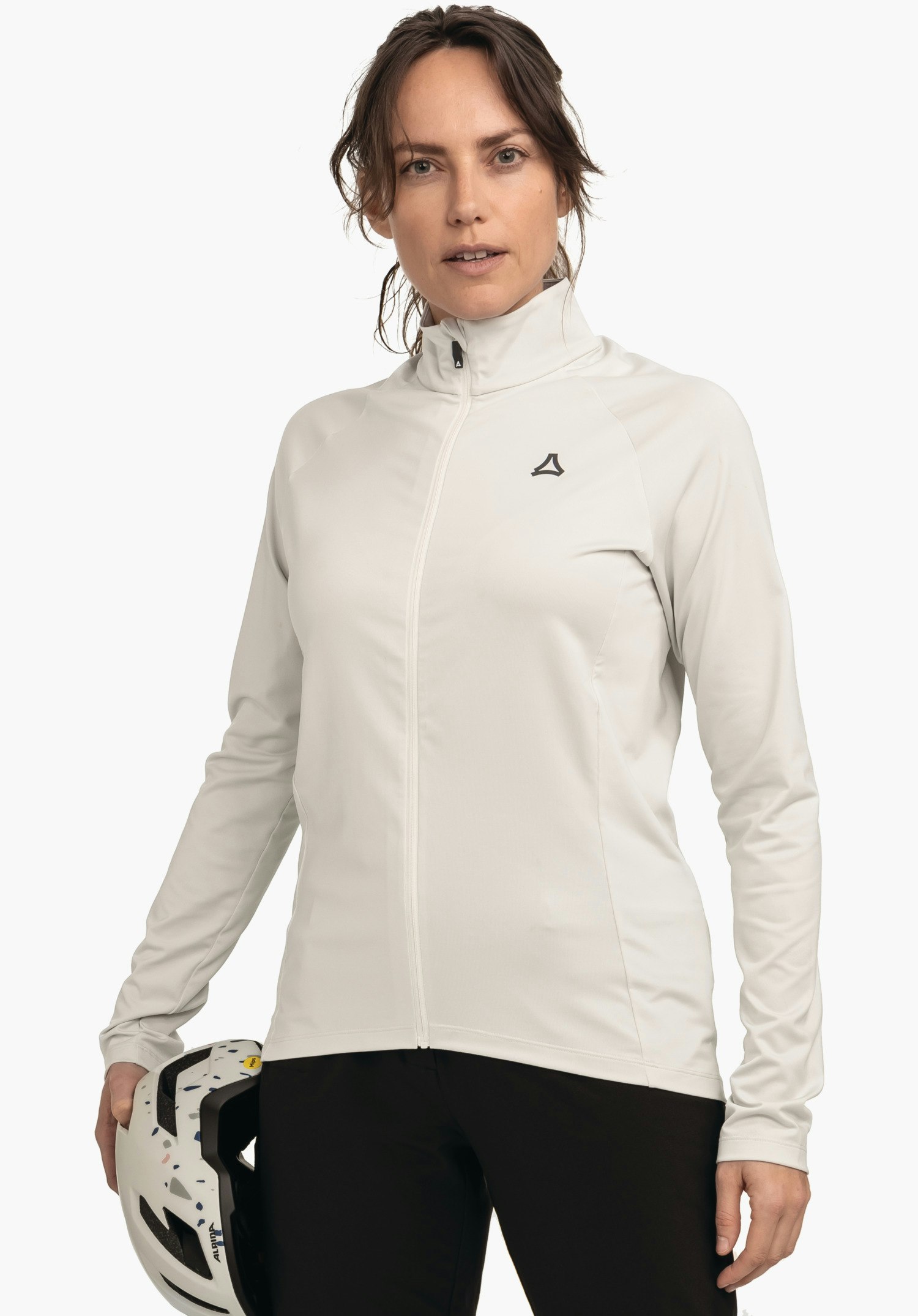Longsleeve Style Kubena WMS hellweiße Sportjacke mit geschlossenem Reißverschluss und Schöffel-Logo auf der Brust; wird von einer Frau getragen, die einen weiß gesprenkelten Helm in der Hand hält; neutraler heller Hintergrund.
