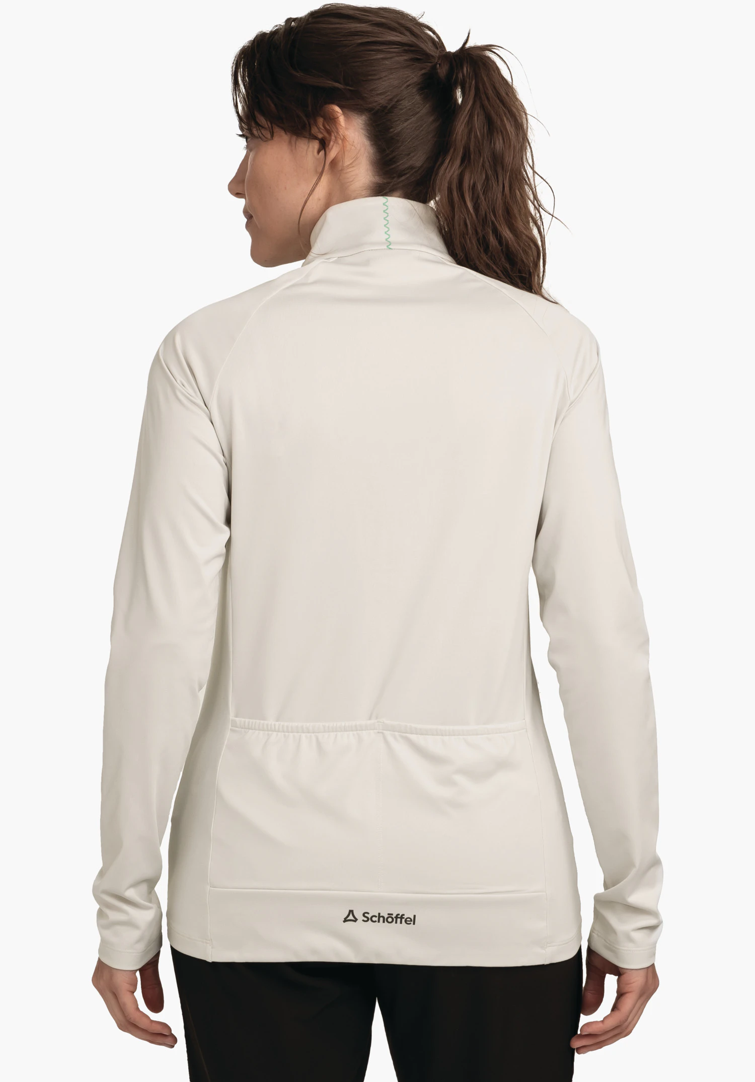 Longsleeve Style Kubena WMS veste ajustée, portée par une femme, vue arrière; fond studio neutre; logo Schöffel avec inscription "Schöffel" à l’ourlet.