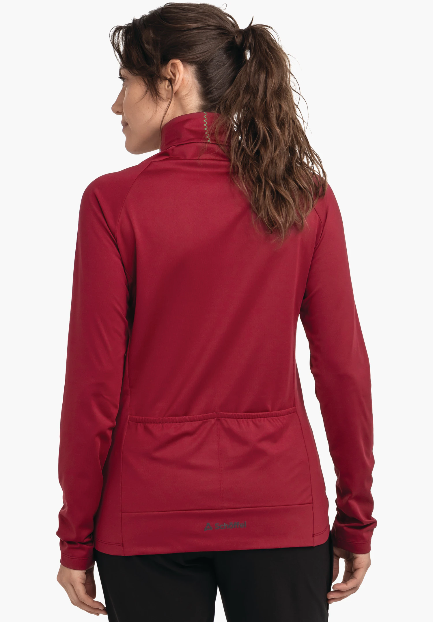 Longsleeve Style Kubena WMS veste rouge foncé, portée de dos; personne debout calmement, mains le long du corps, col montant; fond blanc. Logo Schöffel et inscription "Schöffel" en bas du dos.