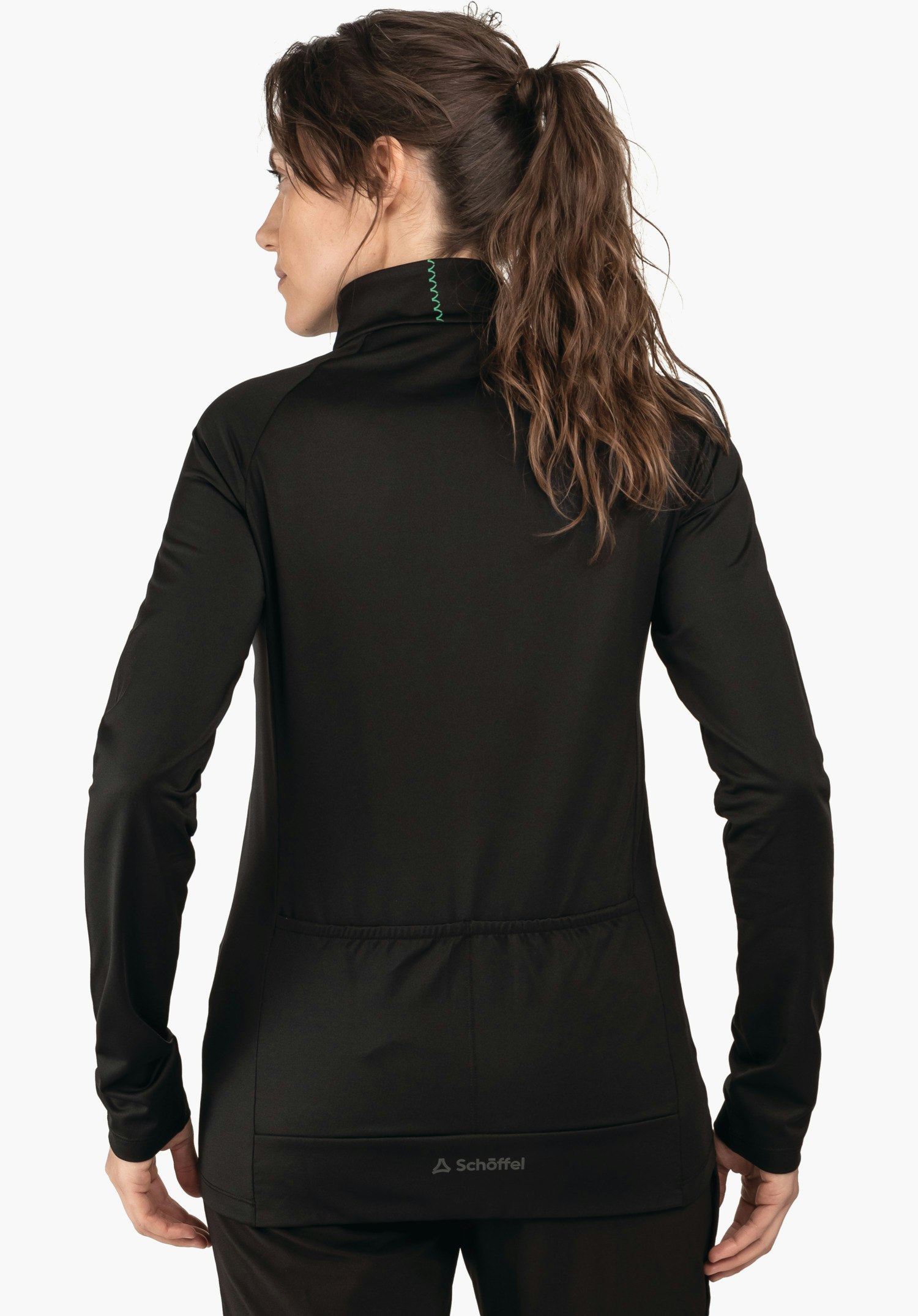 Longsleeve Style Kubena WMS Schwarze Jacke, hinten getragen von Person vor weißem Hintergrund; hoher Kragen mit hellgrünem Zierstich, Taschen am unteren Rücken; Schöffel-Logo, Text: "Schöffel".