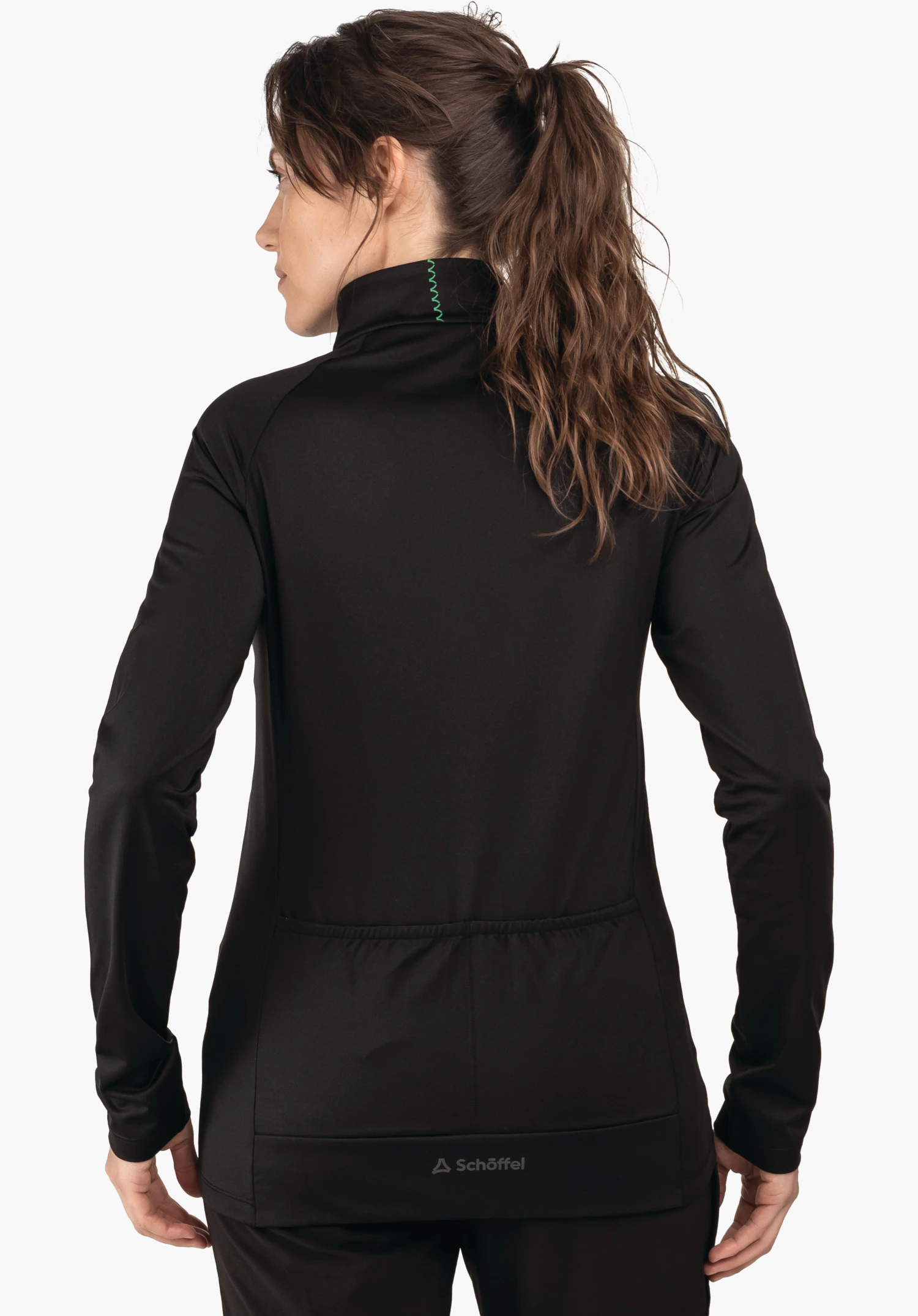Longsleeve Style Kubena WMS veste noire, portée de dos devant un fond blanc; col montant avec surpiqûre décorative vert clair, poches au bas du dos; logo Schöffel, texte: "Schöffel".