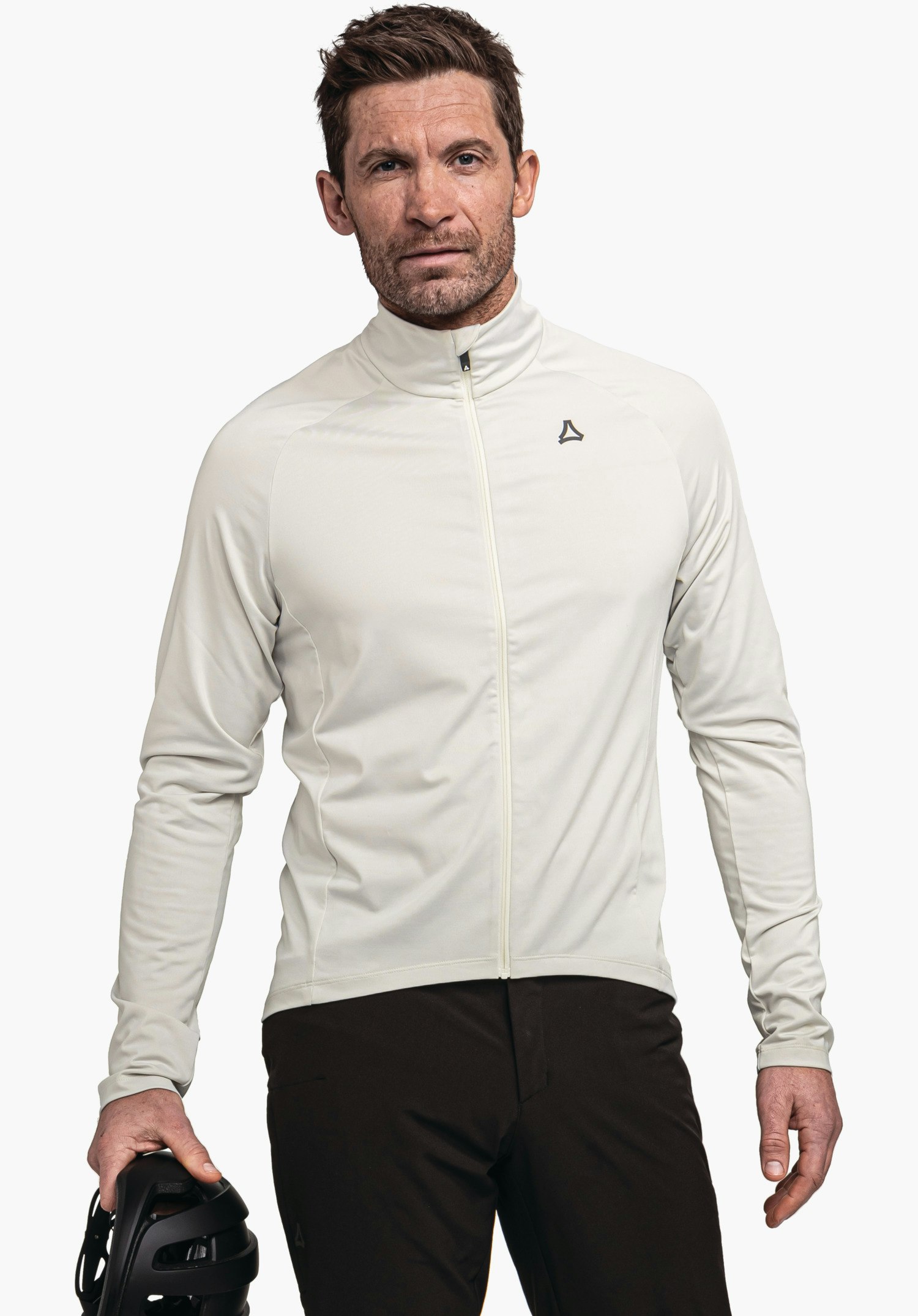 Longsleeve Style Kubena MNS Mann trägt eine hellweiße Jacke, steht frontal, hält einen schwarzen Fahrradhelm in der linken Hand; Schöffel-Logo auf der Brust; weißer Hintergrund.