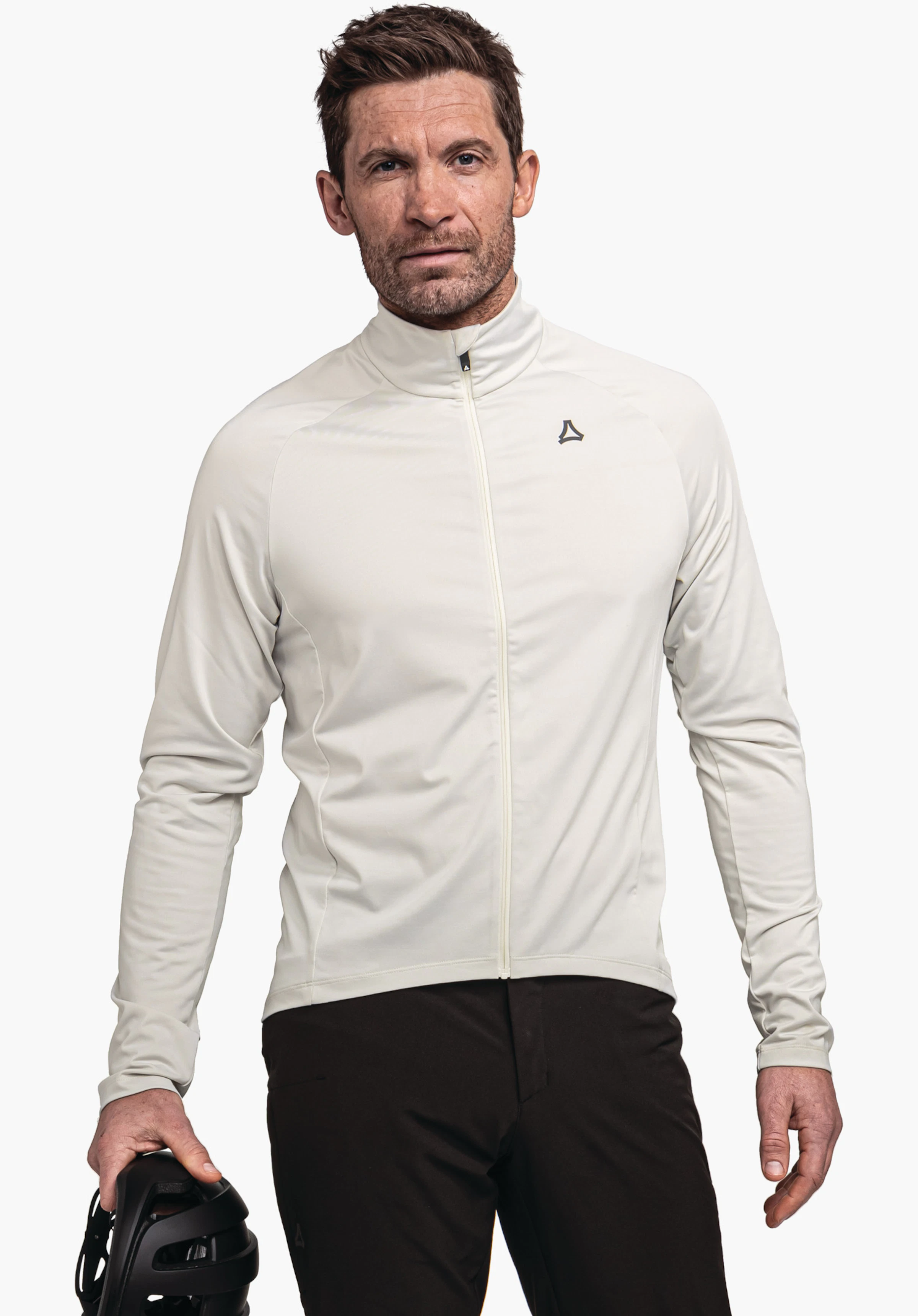 Longsleeve Style Kubena MNS Mann trägt eine hellweiße Jacke, steht frontal, hält einen schwarzen Fahrradhelm in der linken Hand; Schöffel-Logo auf der Brust; weißer Hintergrund.