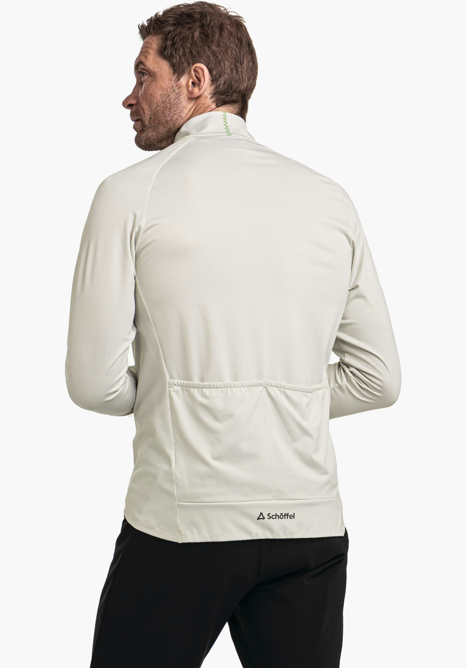 Longsleeve Style Kubena MNS Hellweiße Herrenjacke, von hinten an einem Mann getragen; Hände in Hüfthöhe, Rückentaschen sichtbar, Schöffel-Logo und Schriftzug "Schöffel" am Saum; neutraler weißer Hintergrund.