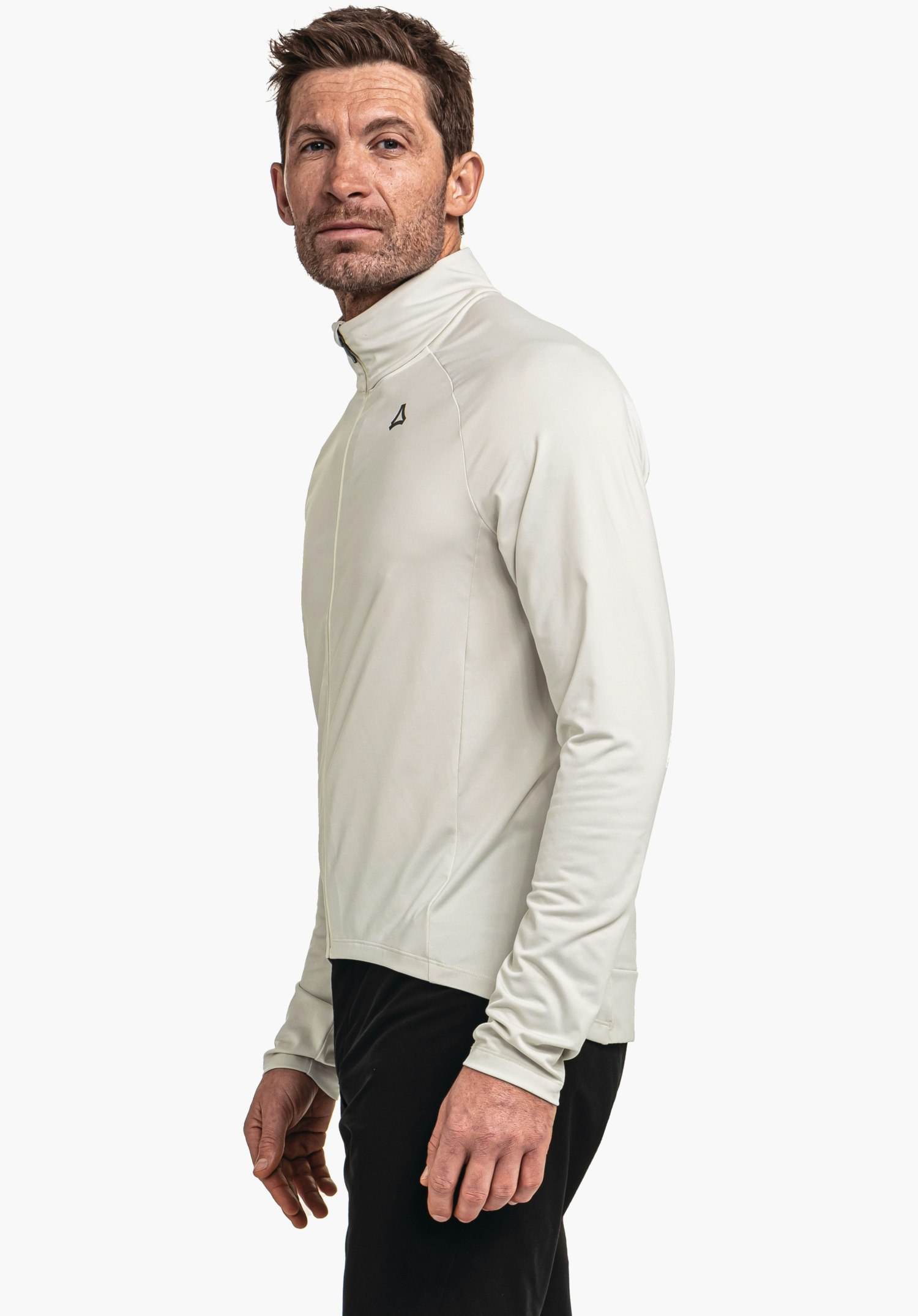 Longsleeve Style Kubena MNS hellgraue Jacke mit Schöffel-Logo; Mann trägt sie, steht seitlich, Arme entspannt, Blick nach vorn, trägt schwarze Hosen, einfarbener weißer Hintergrund.