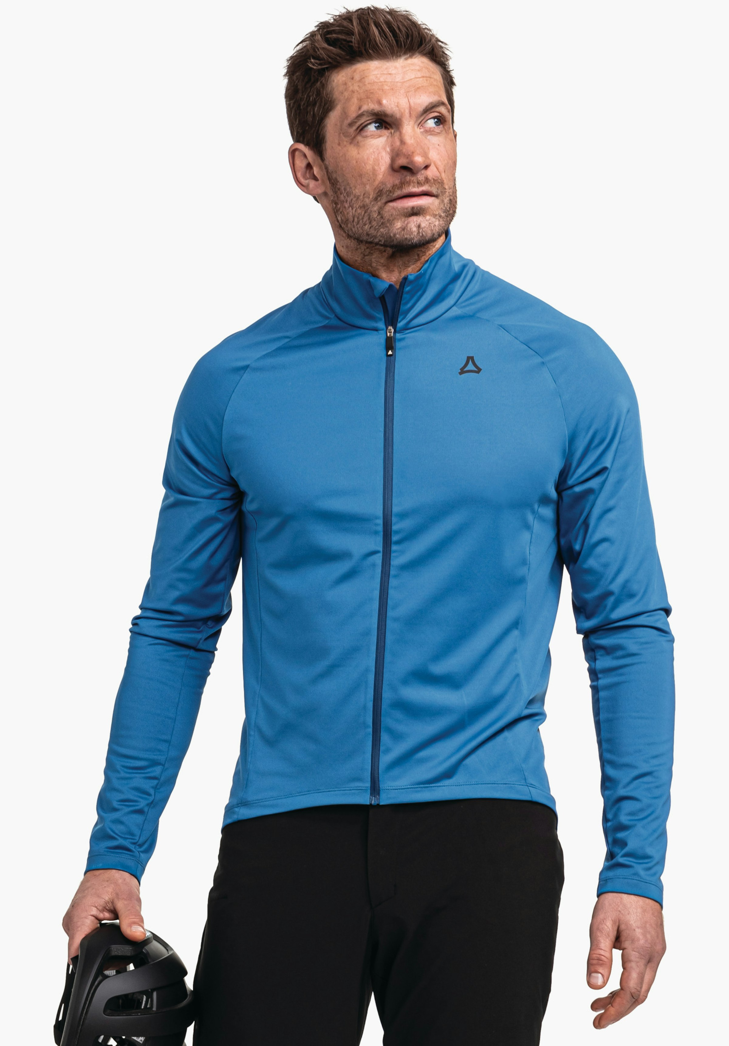 Longsleeve Style Kubena MNS veste de sport bleue portée par un homme tenant un casque de vélo noir dans la main gauche; logo Schöffel sur la poitrine; fond studio blanc.