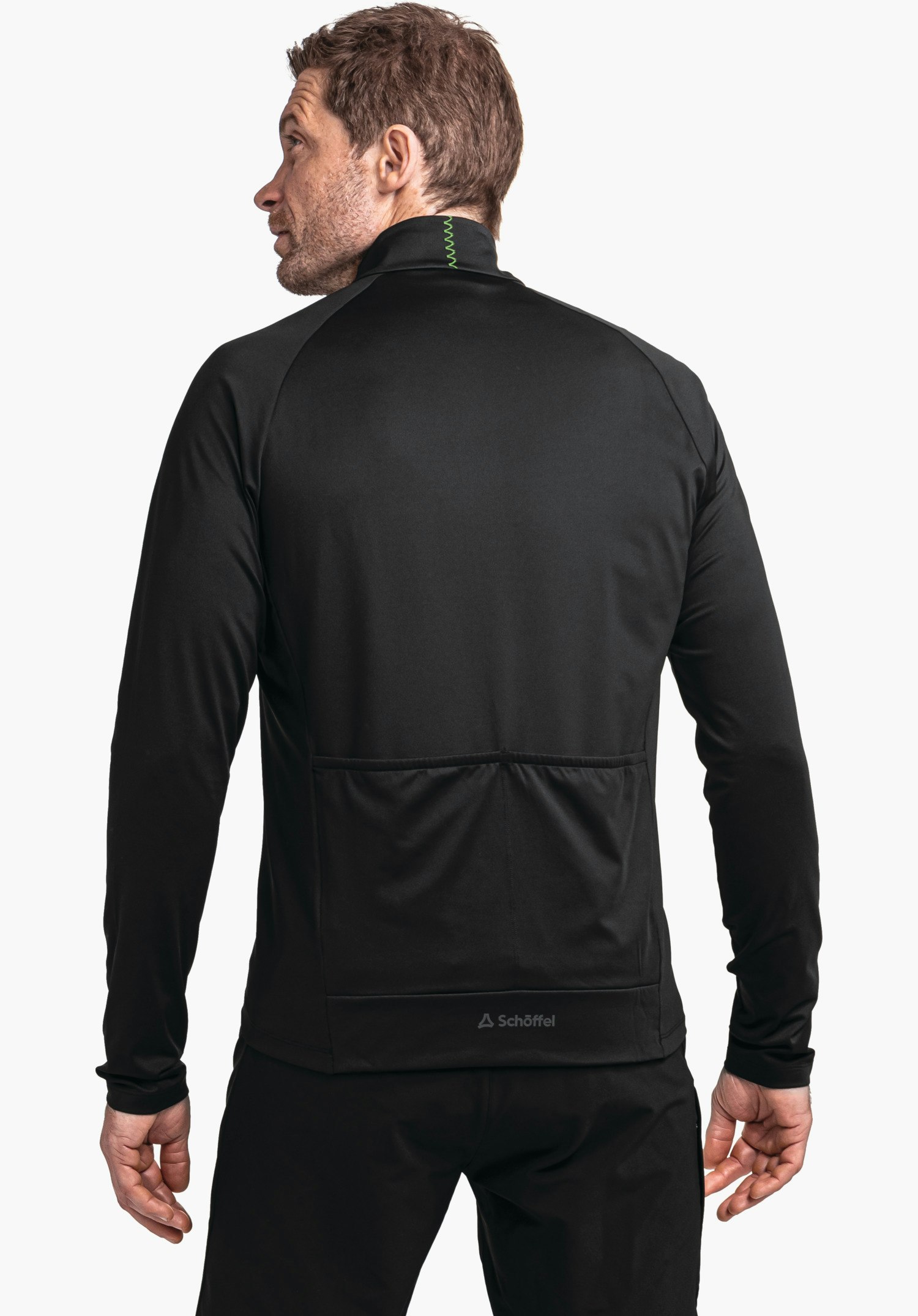 Longsleeve Style Kubena MNS Schwarze Jacke — Mann steht rückwärts zur Kamera, schaut über die linke Schulter; Hände locker an den Seiten; weißer Hintergrund. Schöffel-Logo. Text: "Schöffel".