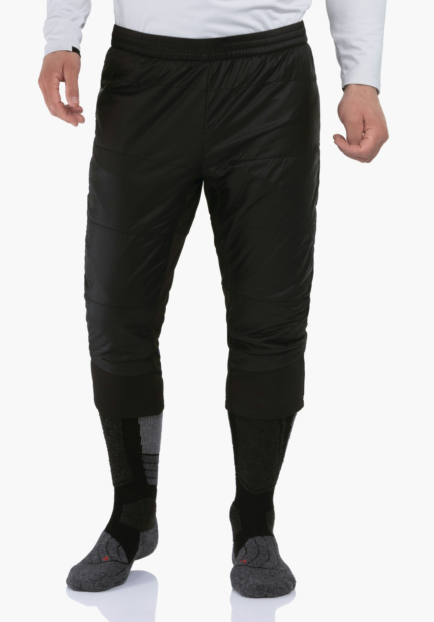3/4 Pants Style Lufillo MNS Schwarze 3/4-Hose, an einer stehenden Person getragen; kombiniert mit kniehohen schwarz- und hellgrauen Wandersocken; weißes Oberteil; neutraler heller Hintergrund.