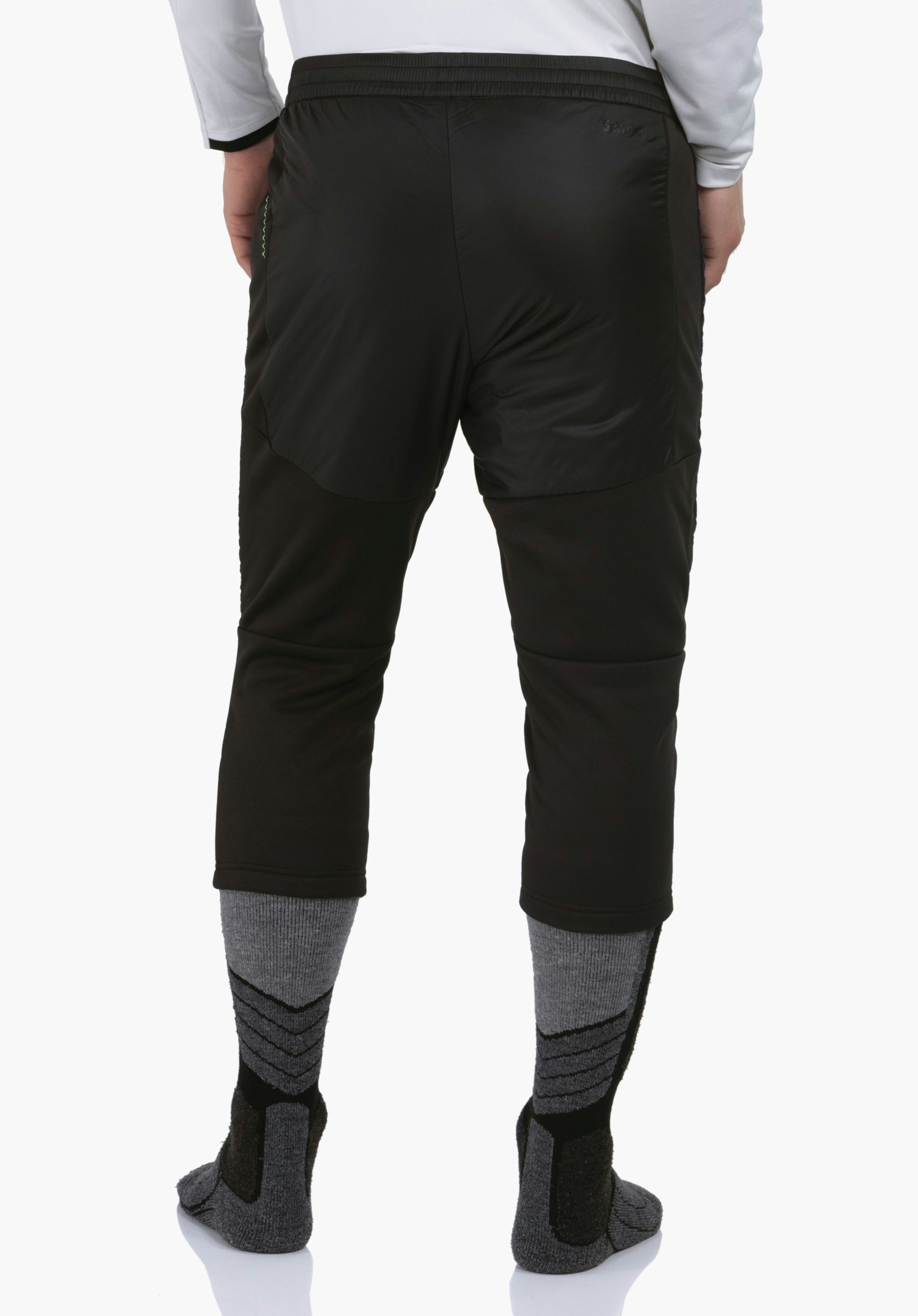 3/4 Pants Style Lufillo MNS black 3/4-length trousers; person stands from the back with legs slightly apart; trousers end just below the knees; white top, grey functional socks; neutral light background.