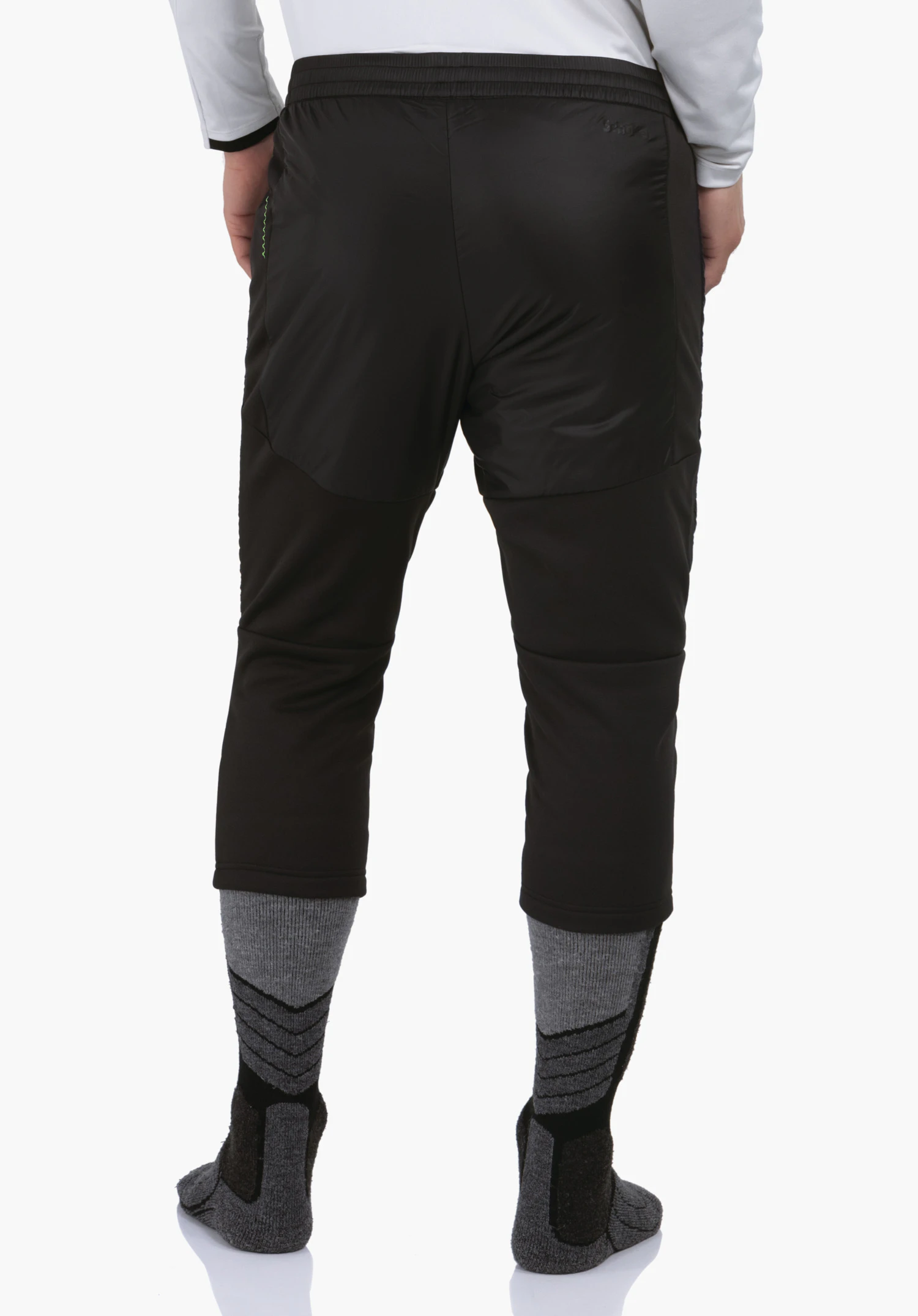 3/4 Pants Style Lufillo MNS black 3/4-length trousers; person stands from the back with legs slightly apart; trousers end just below the knees; white top, grey functional socks; neutral light background.