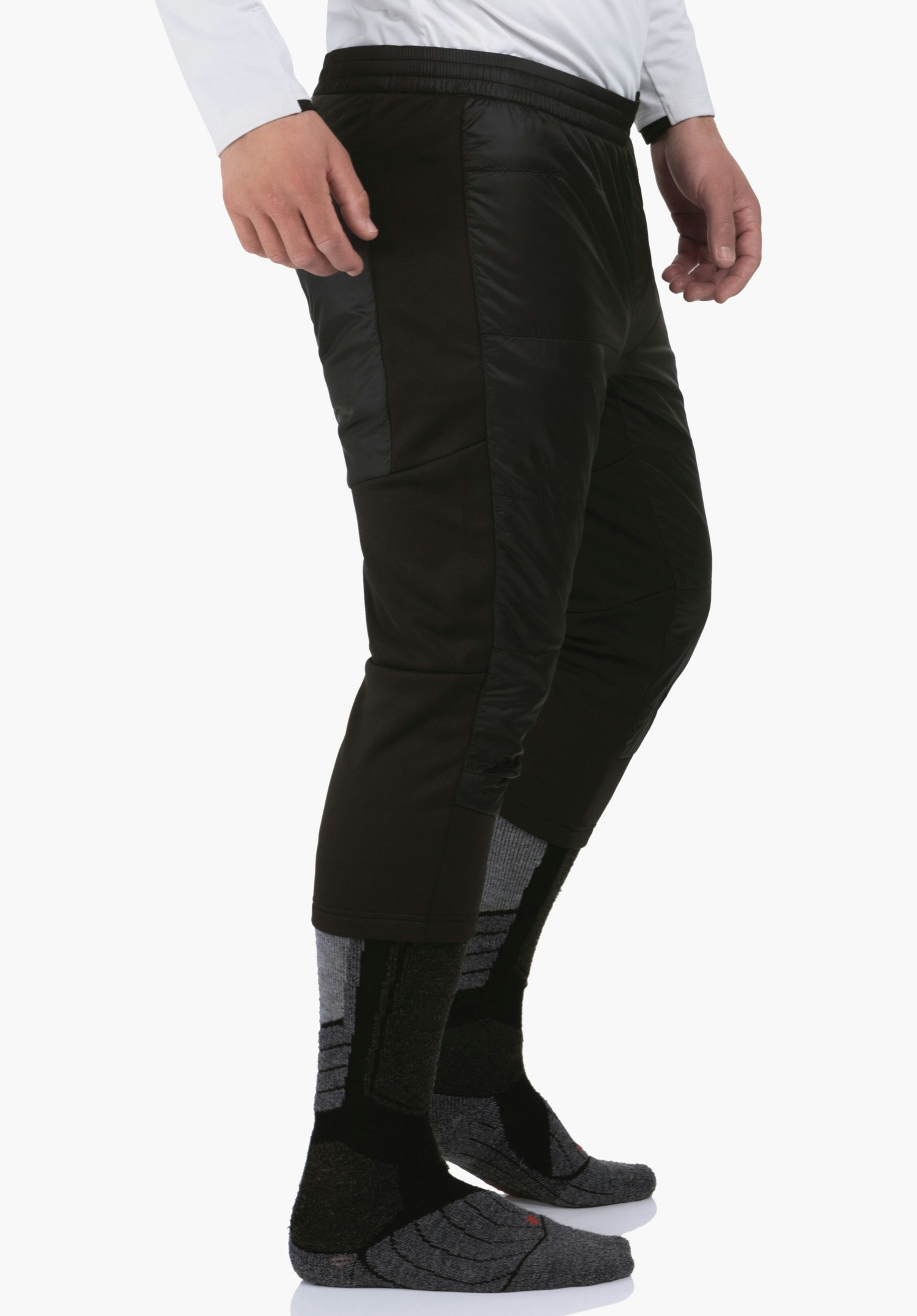 3/4 Pants Style Lufillo MNS black padded 3/4-length trousers, standing side-on on a white background; slightly bent leg, visible hands, grey and black sports socks, white top.