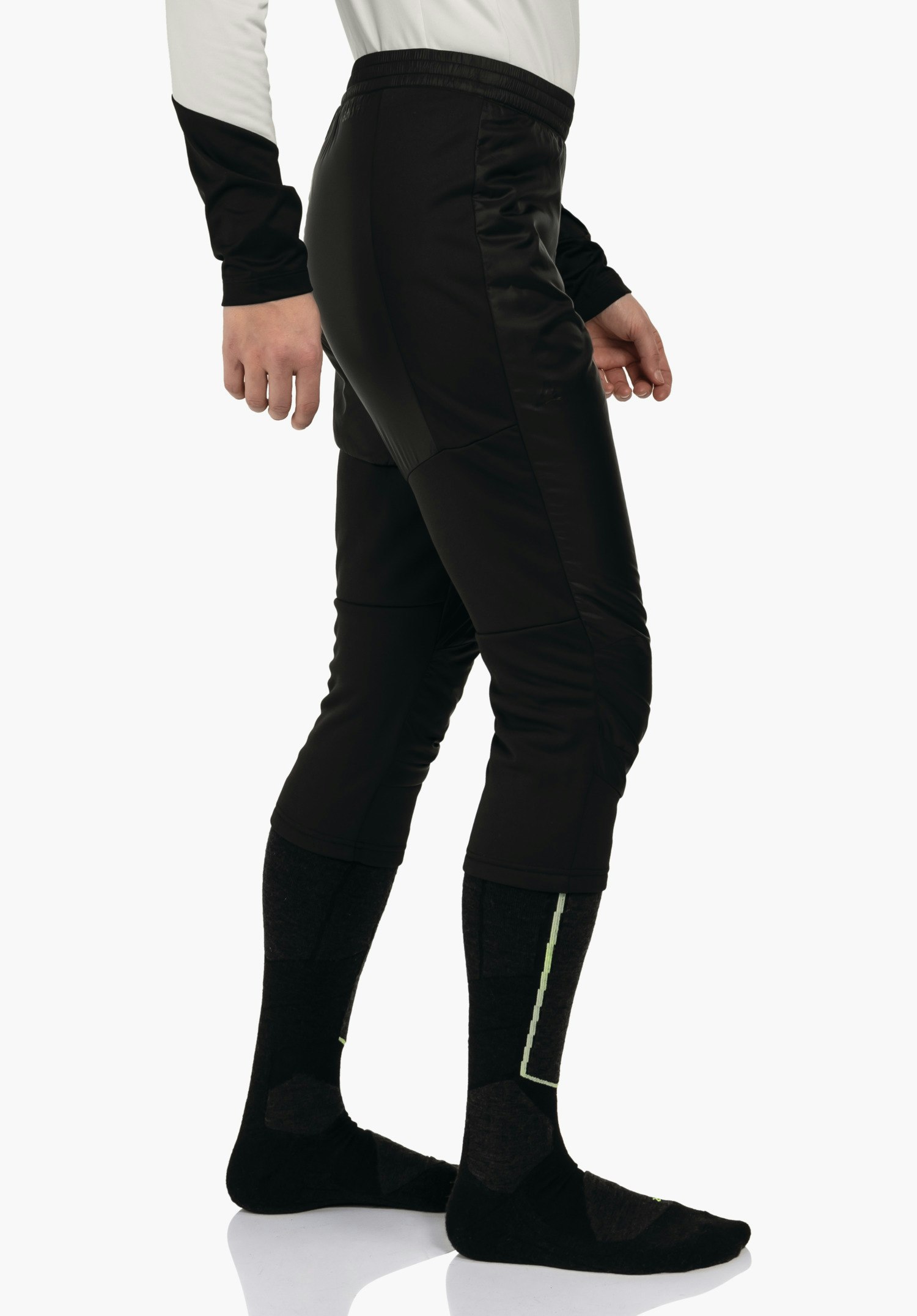 3/4 Pants Style Lufillo WMS zwarte 3/4-broek aan een model; zijwaartse pose voor een witte achtergrond; zwarte kniekousen, wit bovenstuk met zwarte mouwboord; handen ontspannen langs het lichaam.