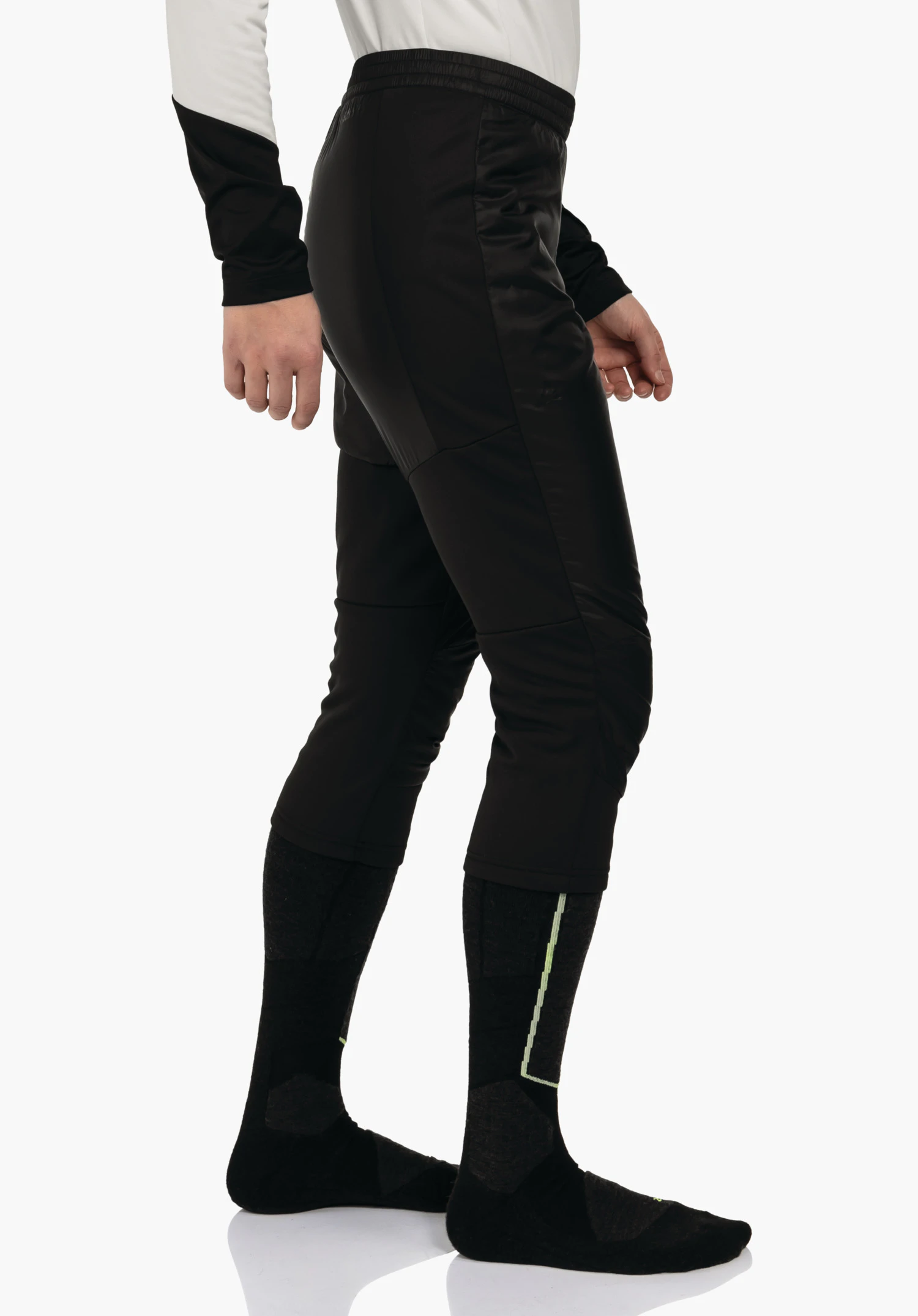3/4 Pants Style Lufillo WMS zwarte 3/4-broek aan een model; zijwaartse pose voor een witte achtergrond; zwarte kniekousen, wit bovenstuk met zwarte mouwboord; handen ontspannen langs het lichaam.