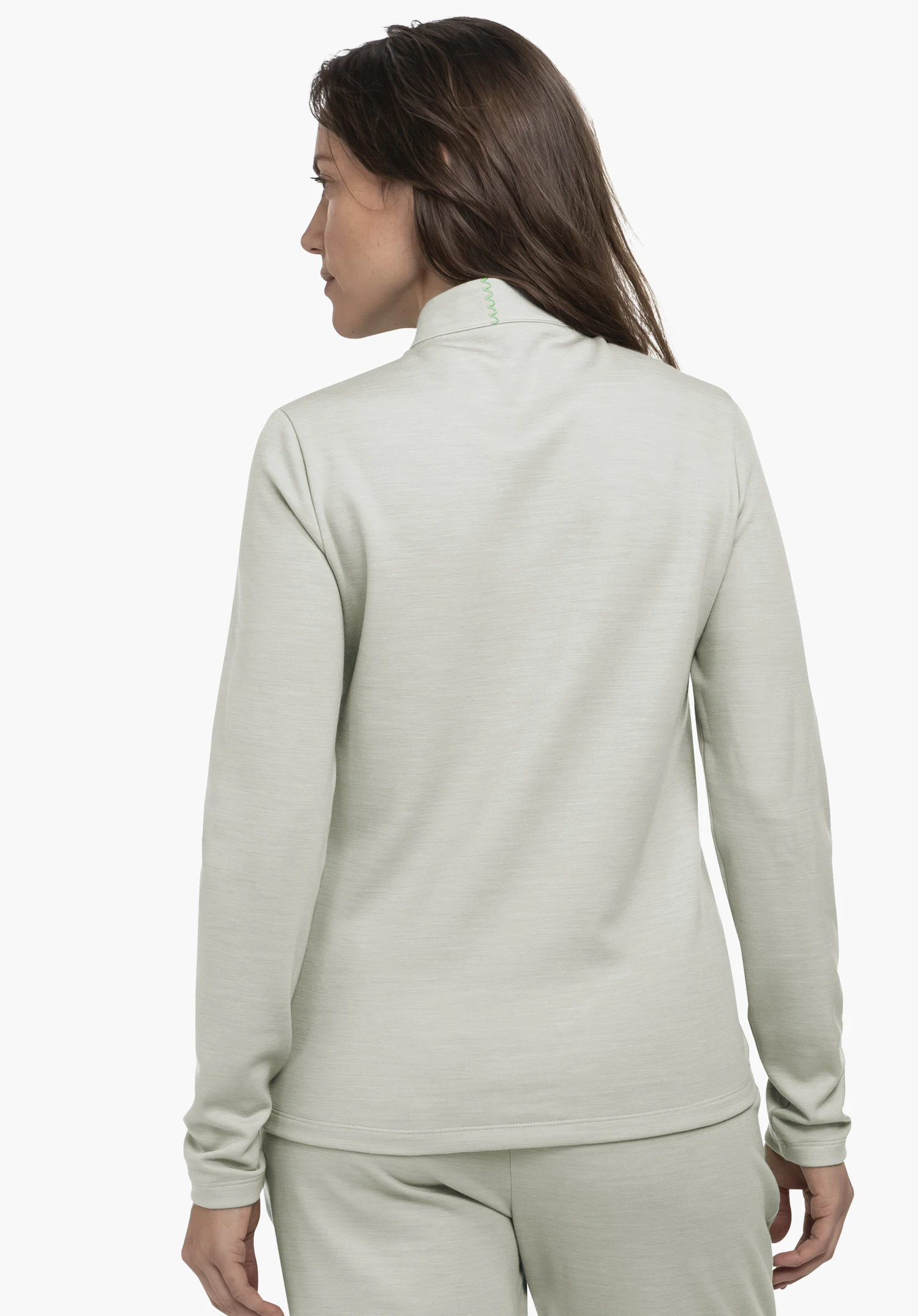 Longsleeve Style Canyfer WMS haut femme manches longues bleu clair ; porté par une personne debout dos à la caméra, tête tournée vers la gauche ; fond studio blanc neutre.