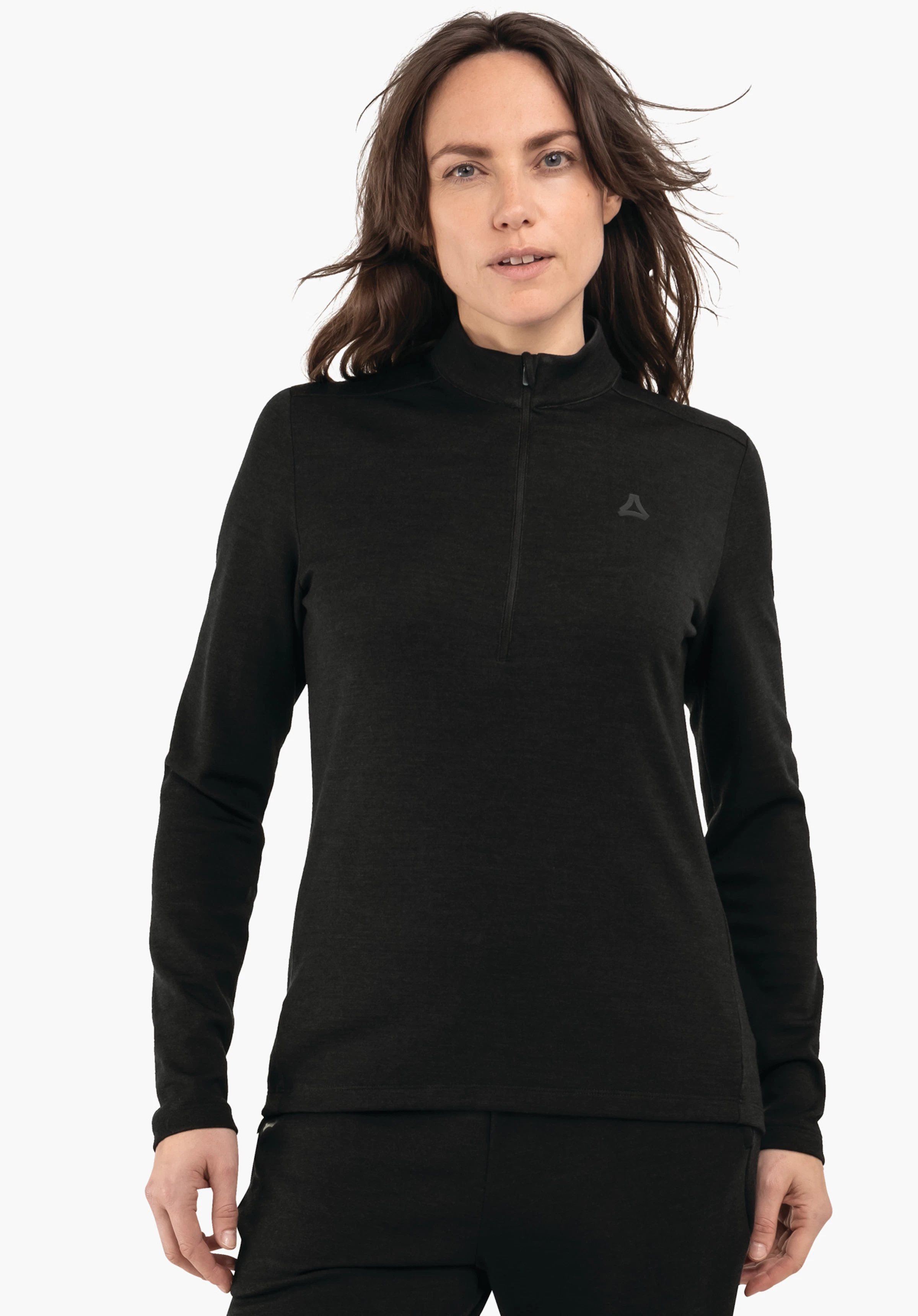 Longsleeve Style Canyfer WMS zwarte damessweater met halve rits; vrouw draagt hem staand voor een lichte achtergrond; Schöffel-logo op de linkerborst.