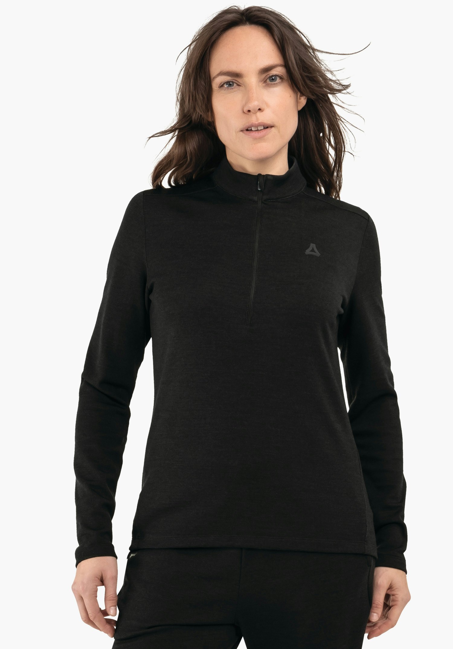 Longsleeve Style Canyfer WMS Pull noir pour femme avec demi-zip; femme debout devant un fond clair; logo Schöffel sur la poitrine gauche.