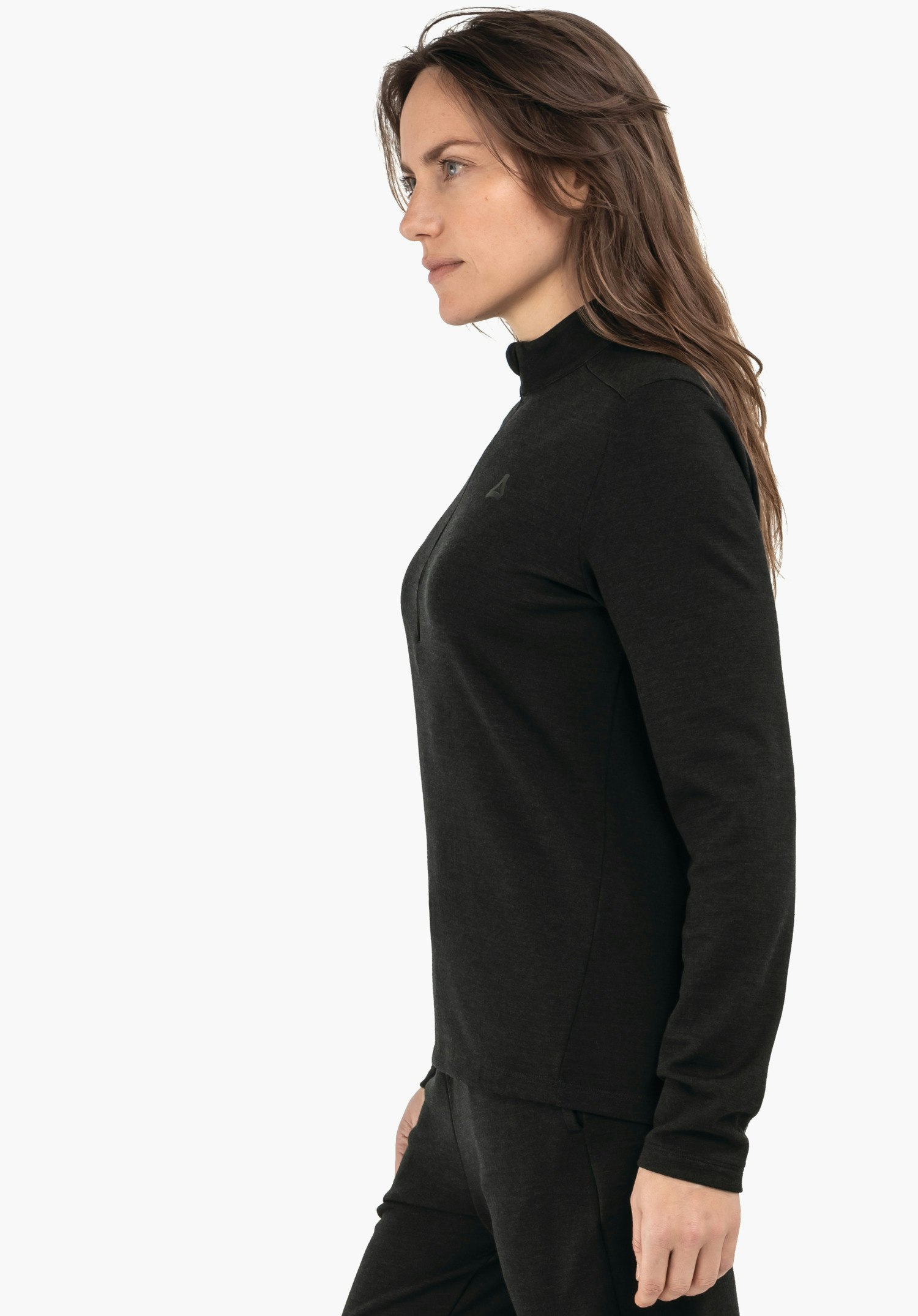 Longsleeve Style Canyfer WMS woman wears a black long-sleeve top, stands side-on and looks forward; Schöffel logo on the chest; white background.