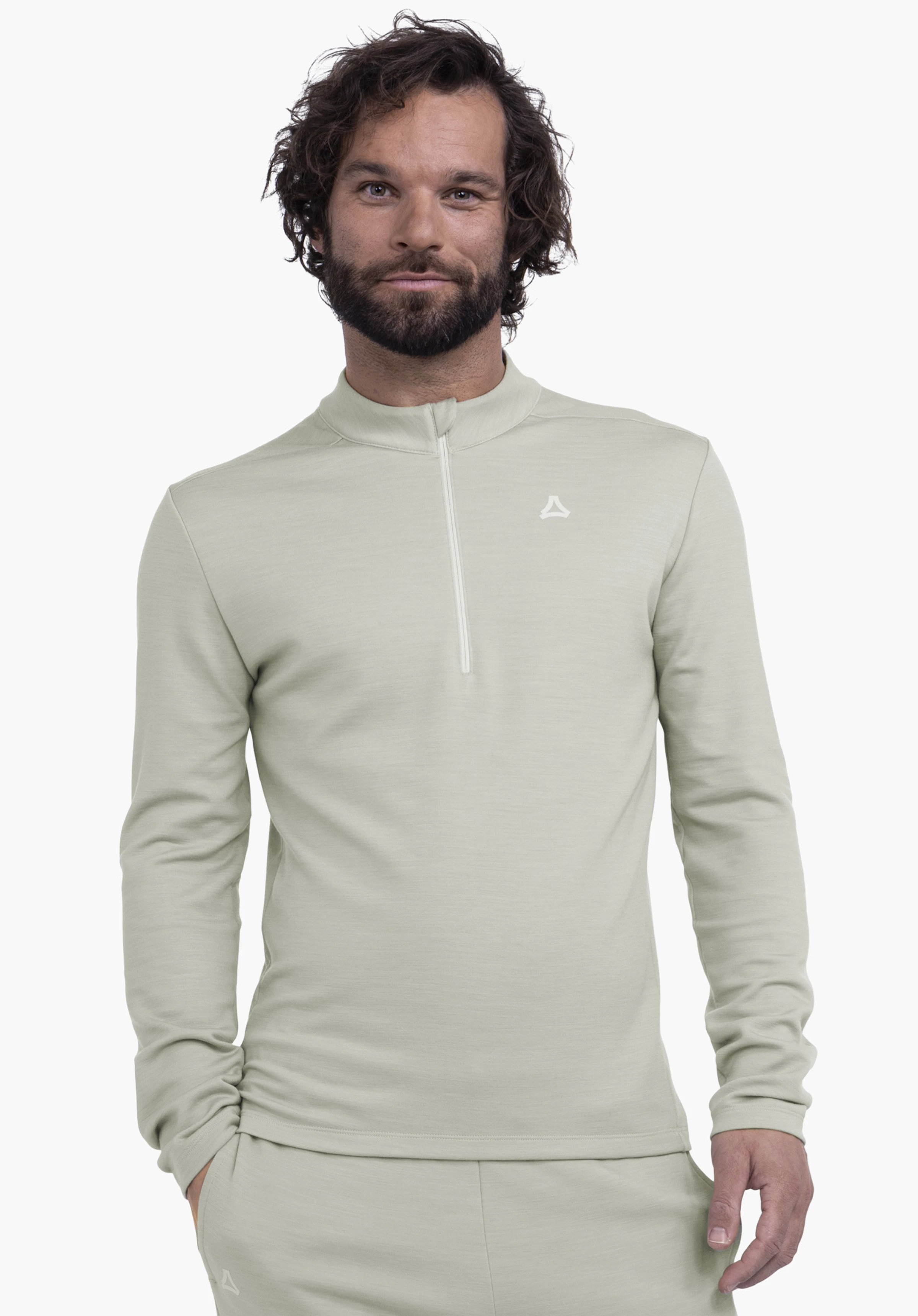 Longsleeve Style Canyfer MNS Mann trägt grün helles Langarmshirt mit halbem Reißverschluss und weißem Schöffel-Logo, steht frontal vor weißem Hintergrund.