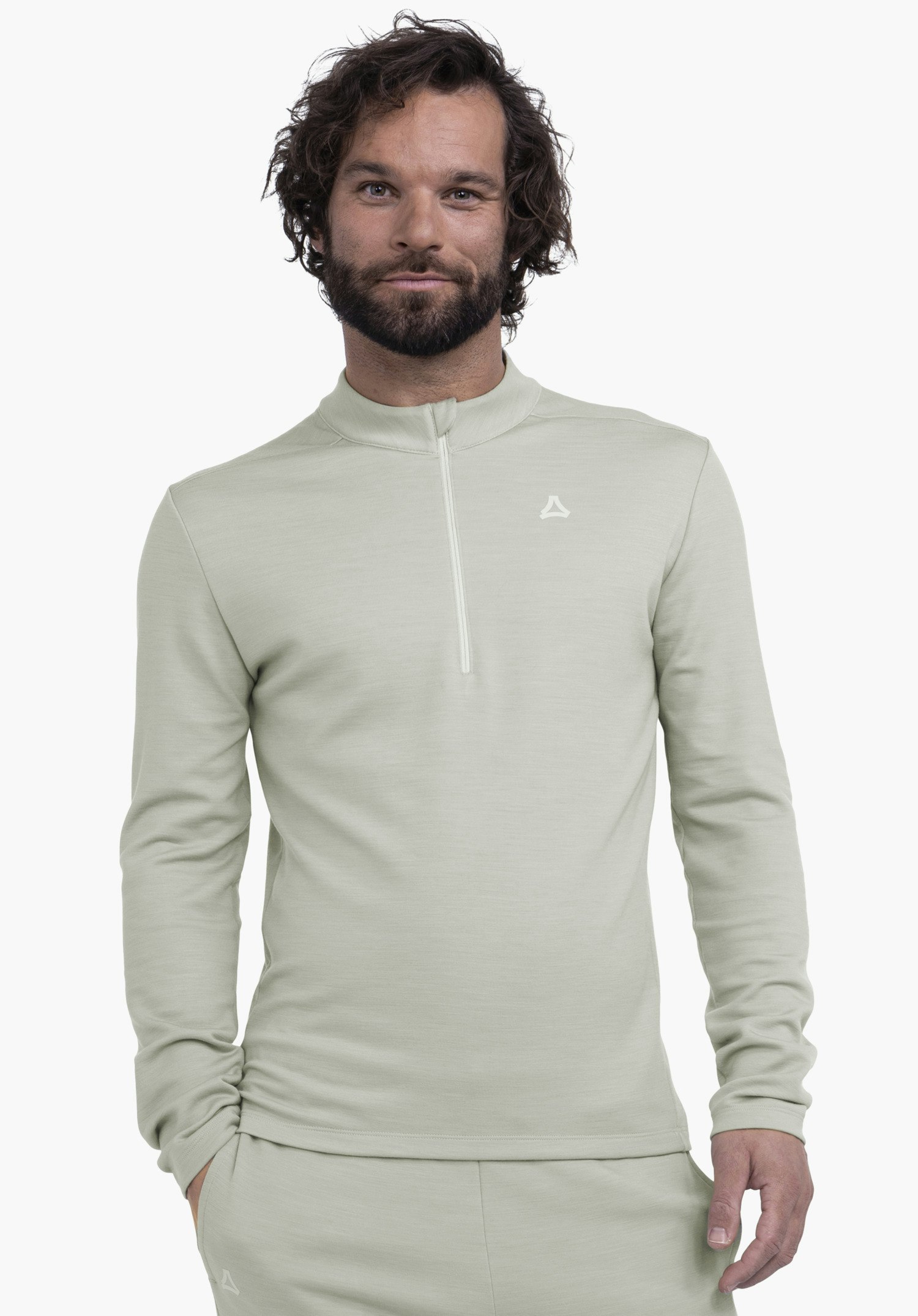 Longsleeve Style Canyfer MNS Mann trägt grün helles Langarmshirt mit halbem Reißverschluss und weißem Schöffel-Logo, steht frontal vor weißem Hintergrund.