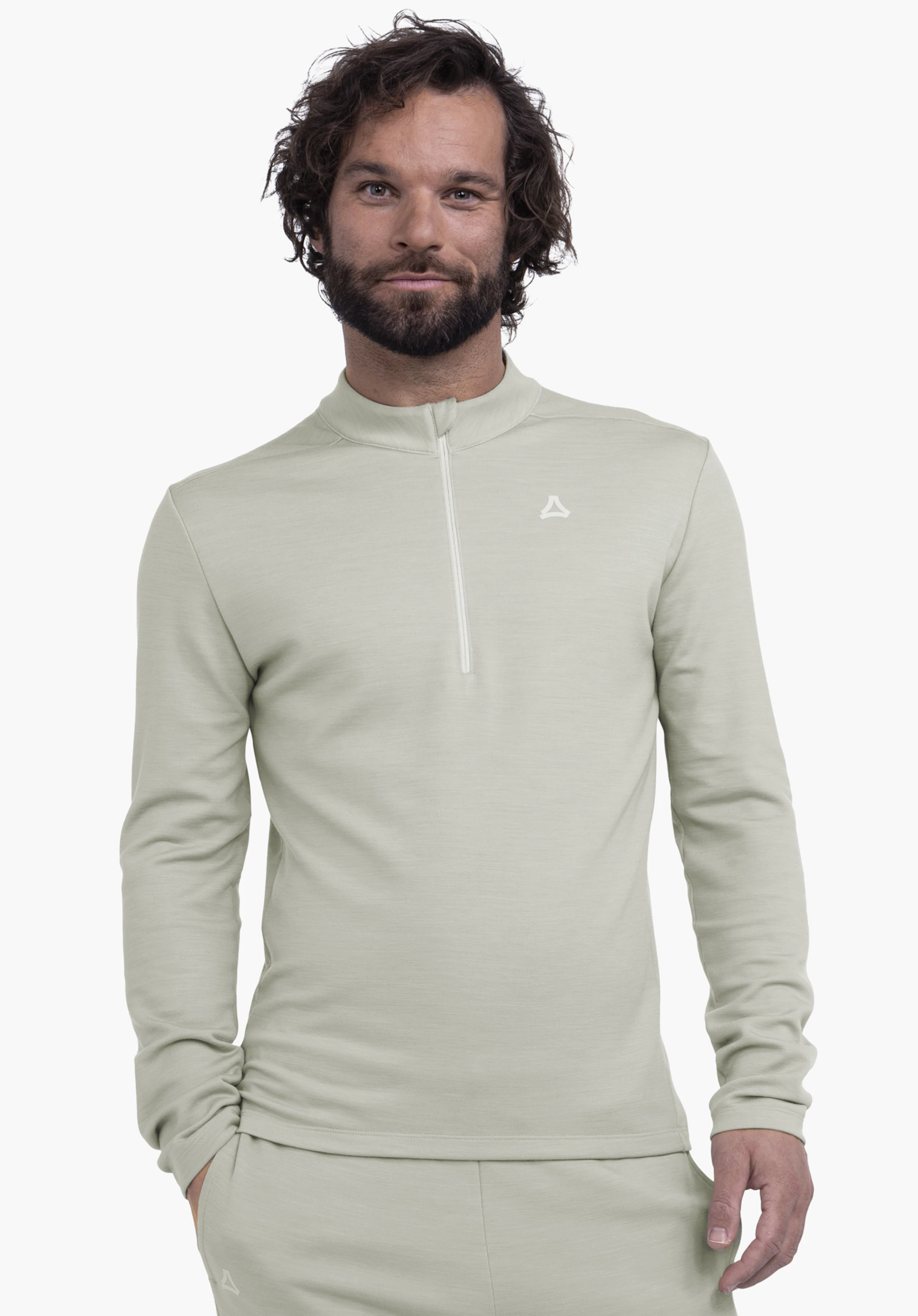 Longsleeve Style Canyfer MNS Mann trägt grün helles Langarmshirt mit halbem Reißverschluss und weißem Schöffel-Logo, steht frontal vor weißem Hintergrund.