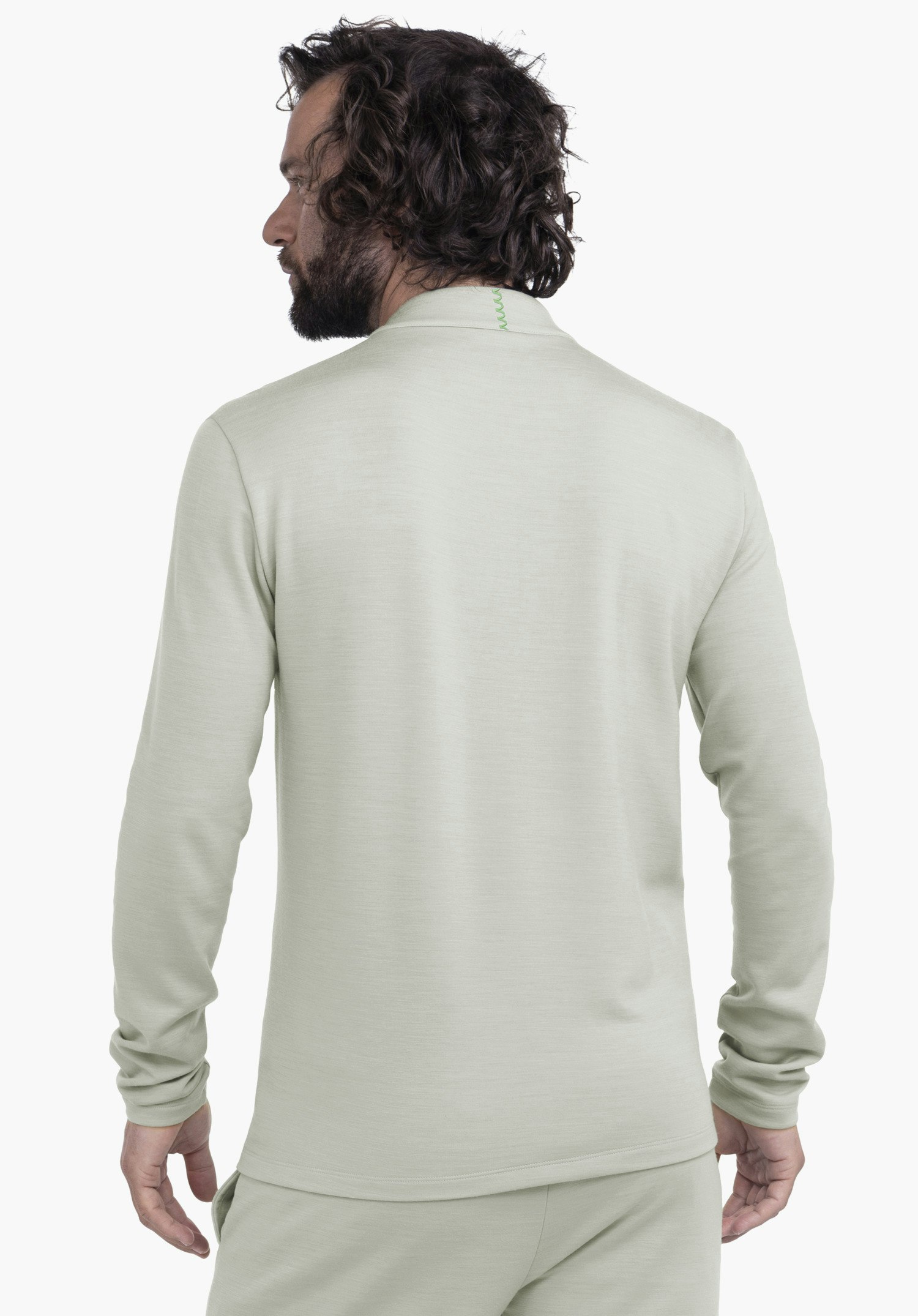 Longsleeve Style Canyfer MNS Langarmshirt, hellgrün, wird von einem Mann getragen; er steht mit dem Rücken zur Kamera, lockiges Haar sichtbar, trägt passende Hose; weißer Studiohintergrund.