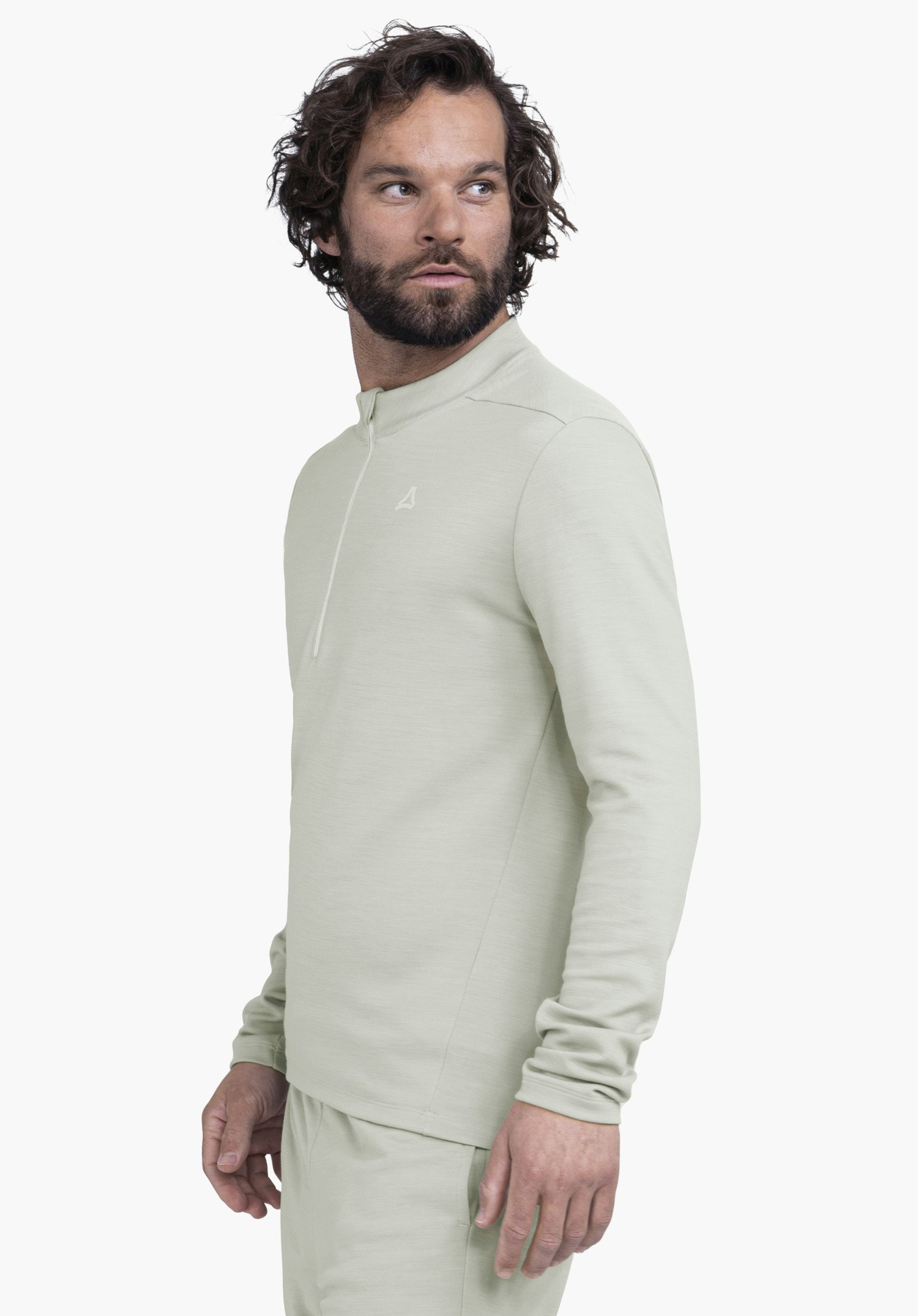 Longsleeve Style Canyfer MNS Hellgrünes langärmliges Sportoberteil mit Schöffel-Logo, getragen von einem Mann, der zur Seite schaut; entspannte Pose vor hellweißem Hintergrund.