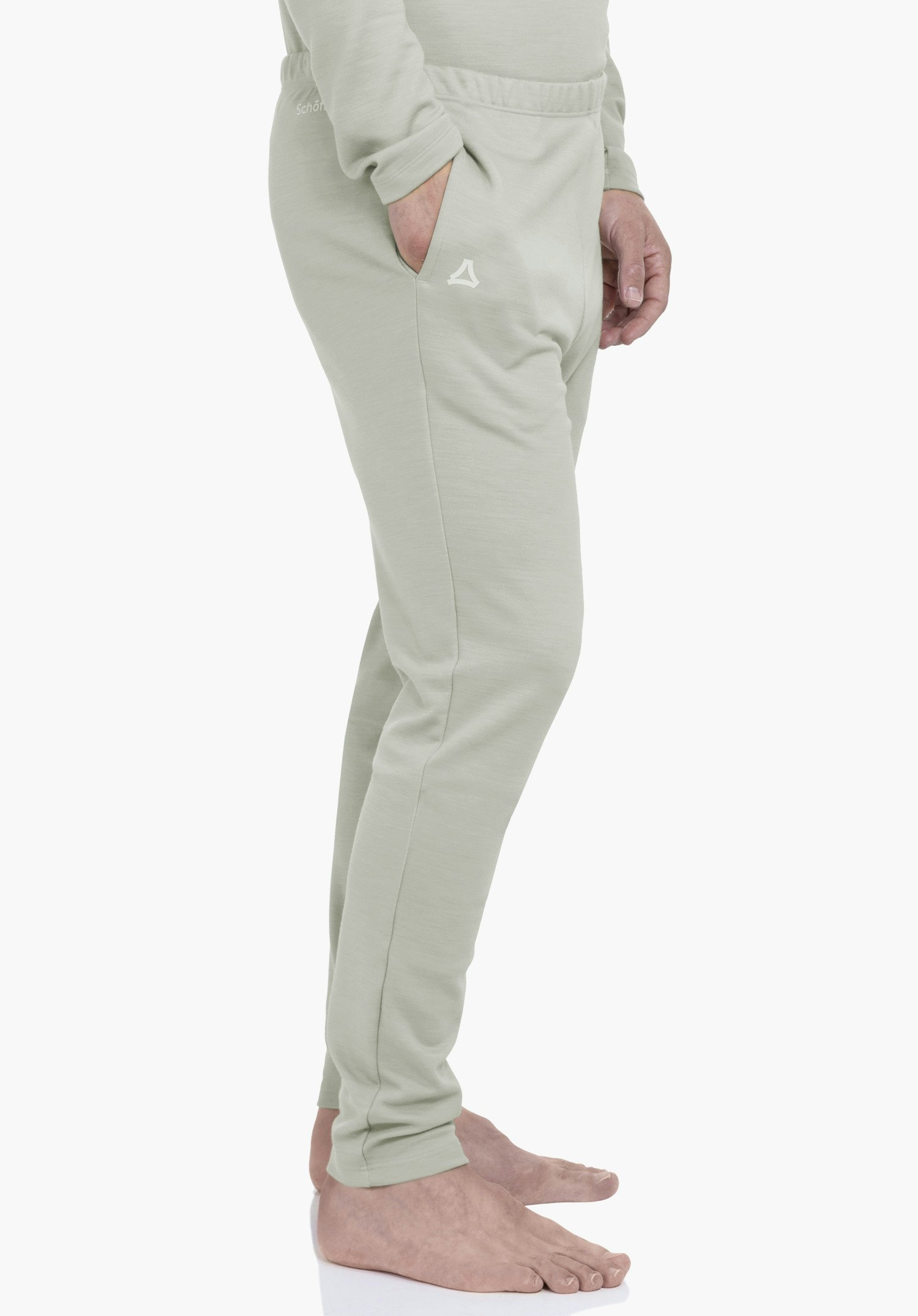 Pants Style Canyfer MNS hell grüne Jogginghose, getragen von einer stehenden Person; Hand steckt in Tasche, seitliche Ansicht auf weißem Hintergrund. Sichtbar: Schöffel-Logo und Schriftzug "Schöffel".