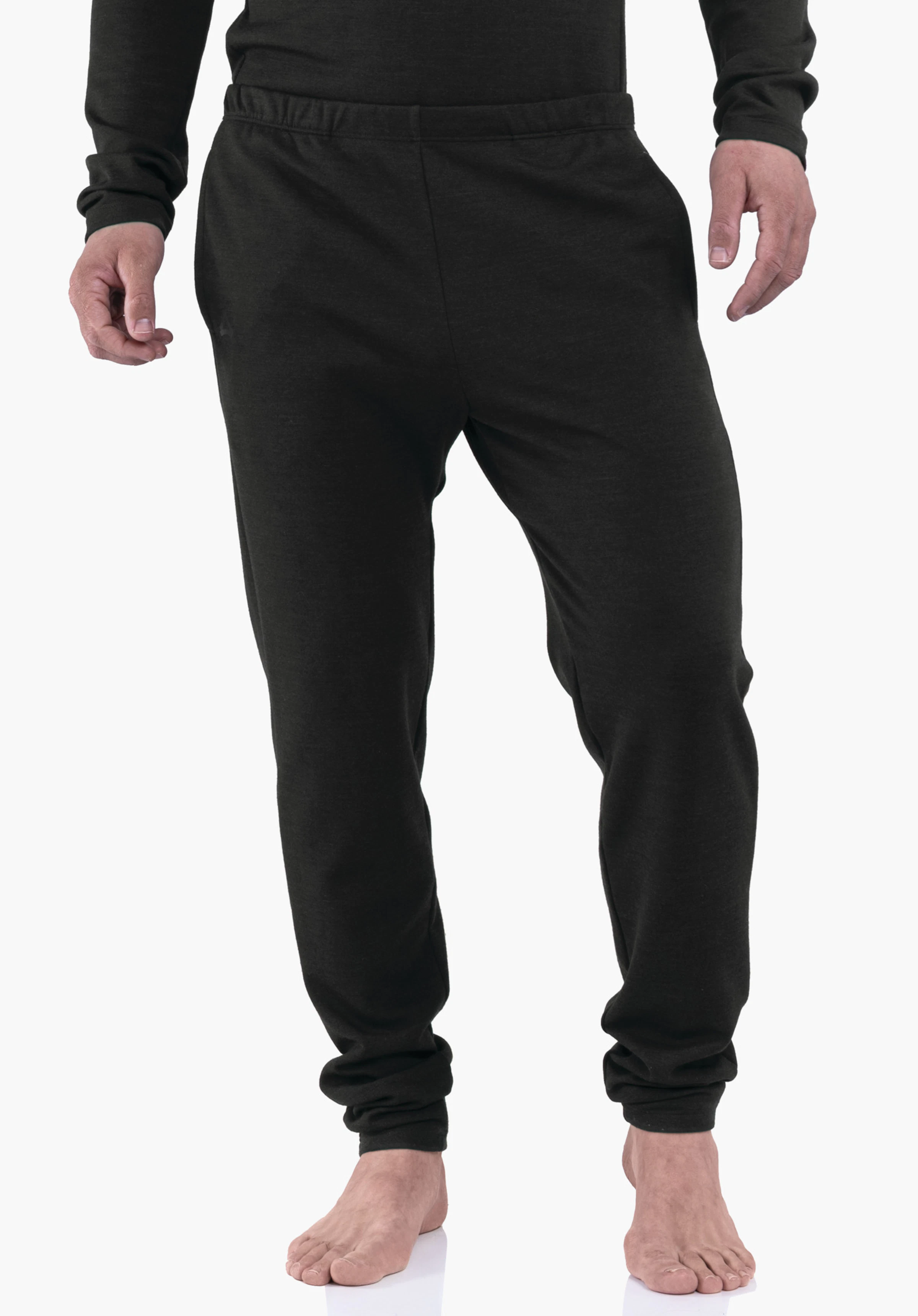 Pants Style Canyfer MNS Schwarze Jogginghose, wird von einem stehenden Mann getragen; lockere Beinpassform, elastischer Bund und Taschen sichtbar; barfuß auf weißem Studiohintergrund.
