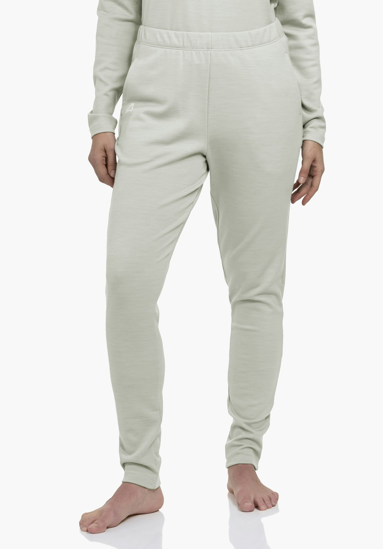 Pants Style Canyfer WMS Pantalon de jogging vert clair porté, position debout sur fond blanc; jambes légèrement écartées, pieds nus, mains le long du corps; logo Schöffel blanc sur la hanche gauche.