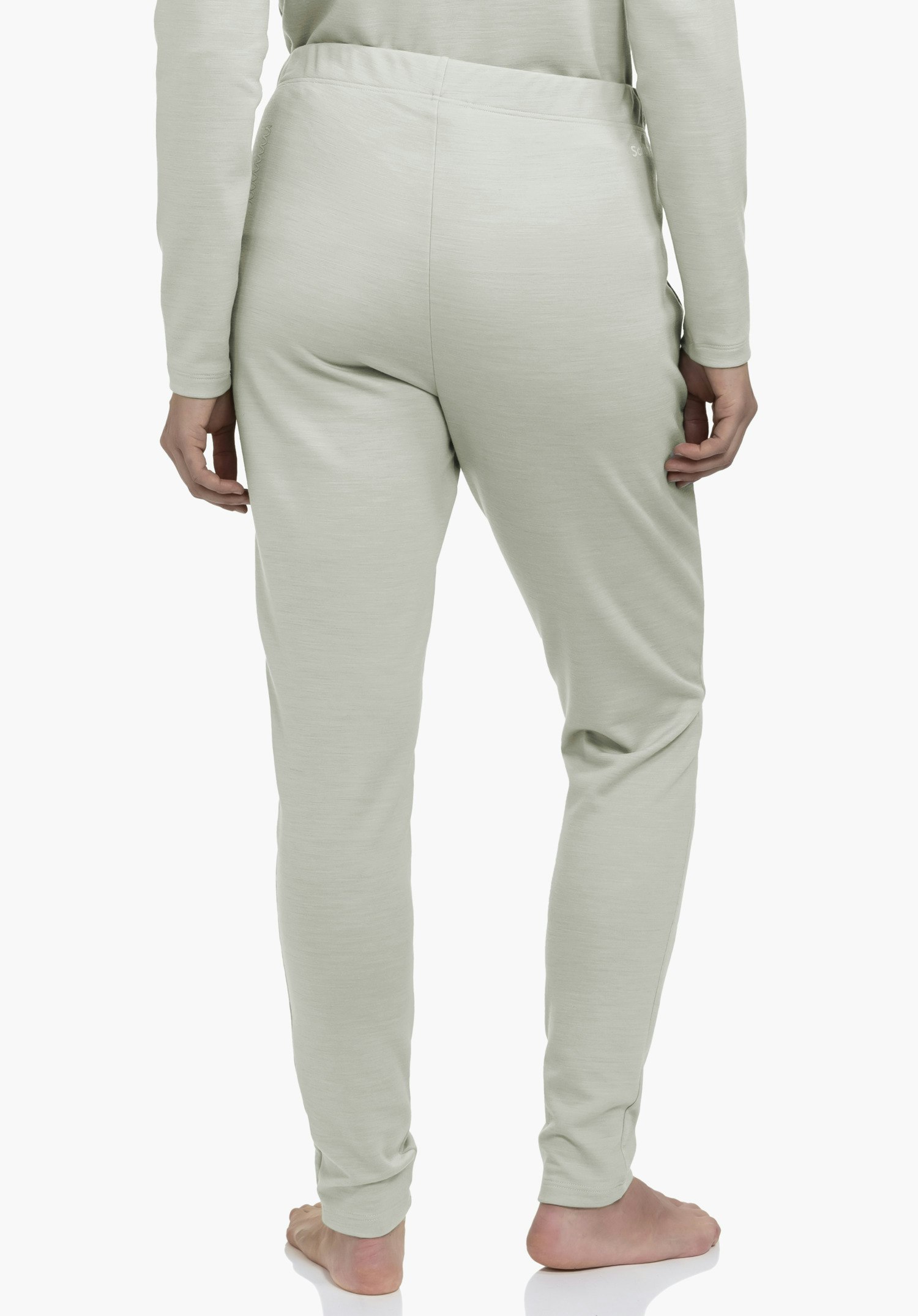 Pants Style Canyfer WMS pantalon jogging vert clair porté de dos ; coupe ample aux hanches et aux jambes ; personne debout pieds nus sur fond blanc, mains détendues sur les côtés.