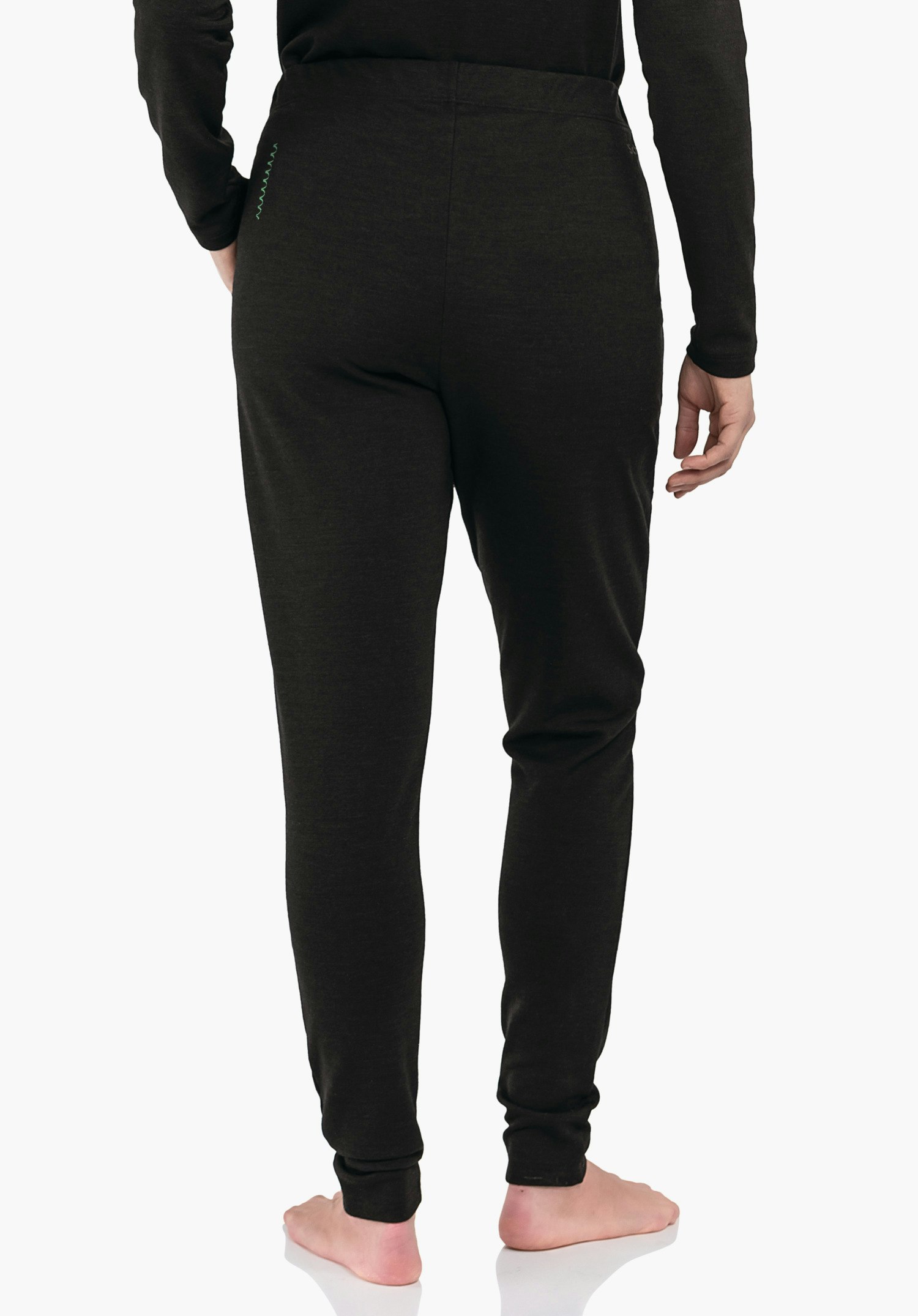 Pants Style Canyfer WMS pantalon jogging noir porté de dos, personne debout pieds nus sur fond clair ; jambes longues et étroites, taille élastique et broderie zigzag vert clair discrète sur la hanche droite.