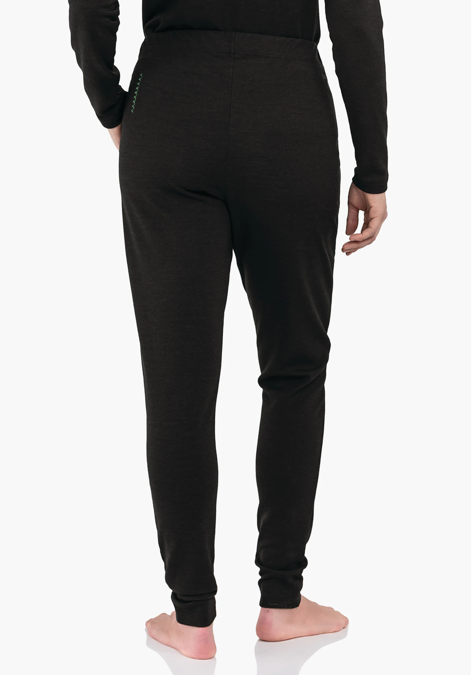 Pants Style Canyfer WMS pantalon jogging noir porté de dos, personne debout pieds nus sur fond clair ; jambes longues et étroites, taille élastique et broderie zigzag vert clair discrète sur la hanche droite.