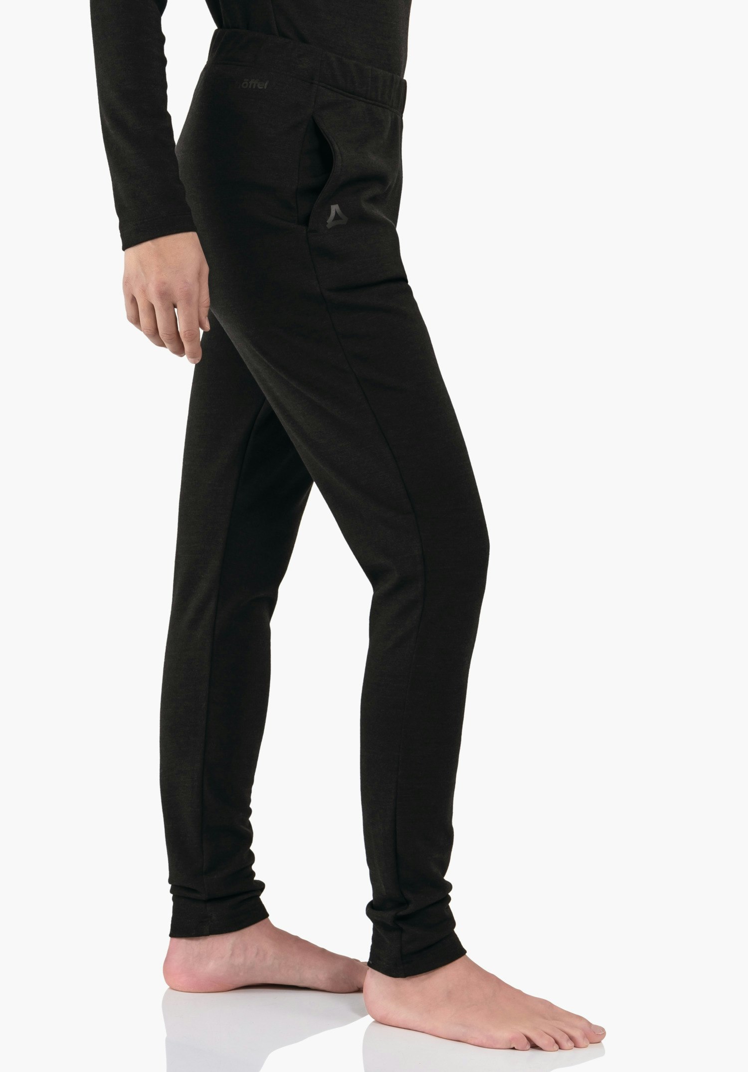 Pants Style Canyfer WMS pantalon noir, debout avec une jambe légèrement avancée; logo Schöffel sur la cuisse; inscription 'schöffel' à la taille; pieds nus sur fond blanc.