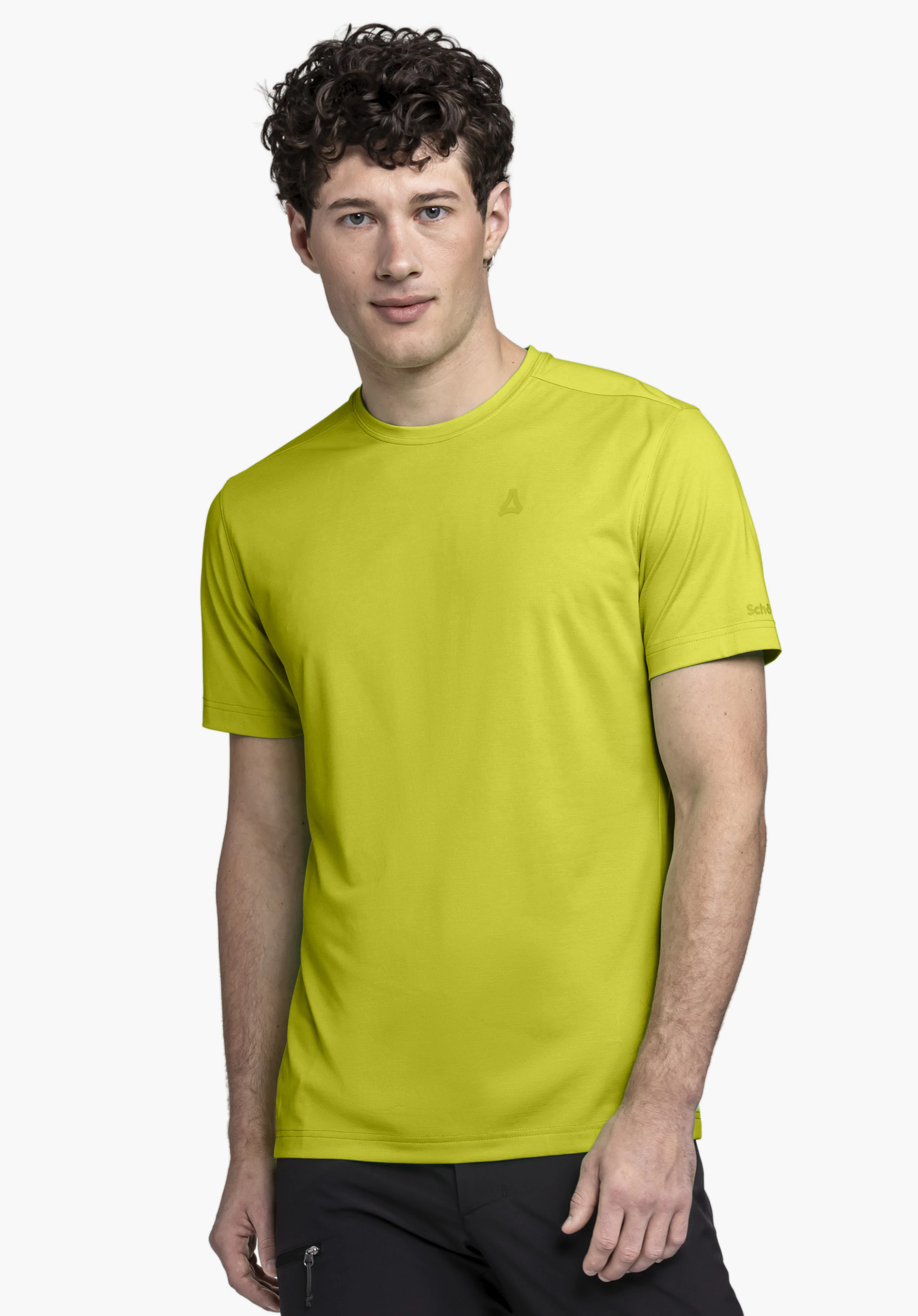 T Shirt Style Chipoma MEN in heldergeel: Het model staat frontaal voor een neutrale achtergrond. Het subtiele Schöffel-logo op de borst maakt de sportieve look helemaal af.