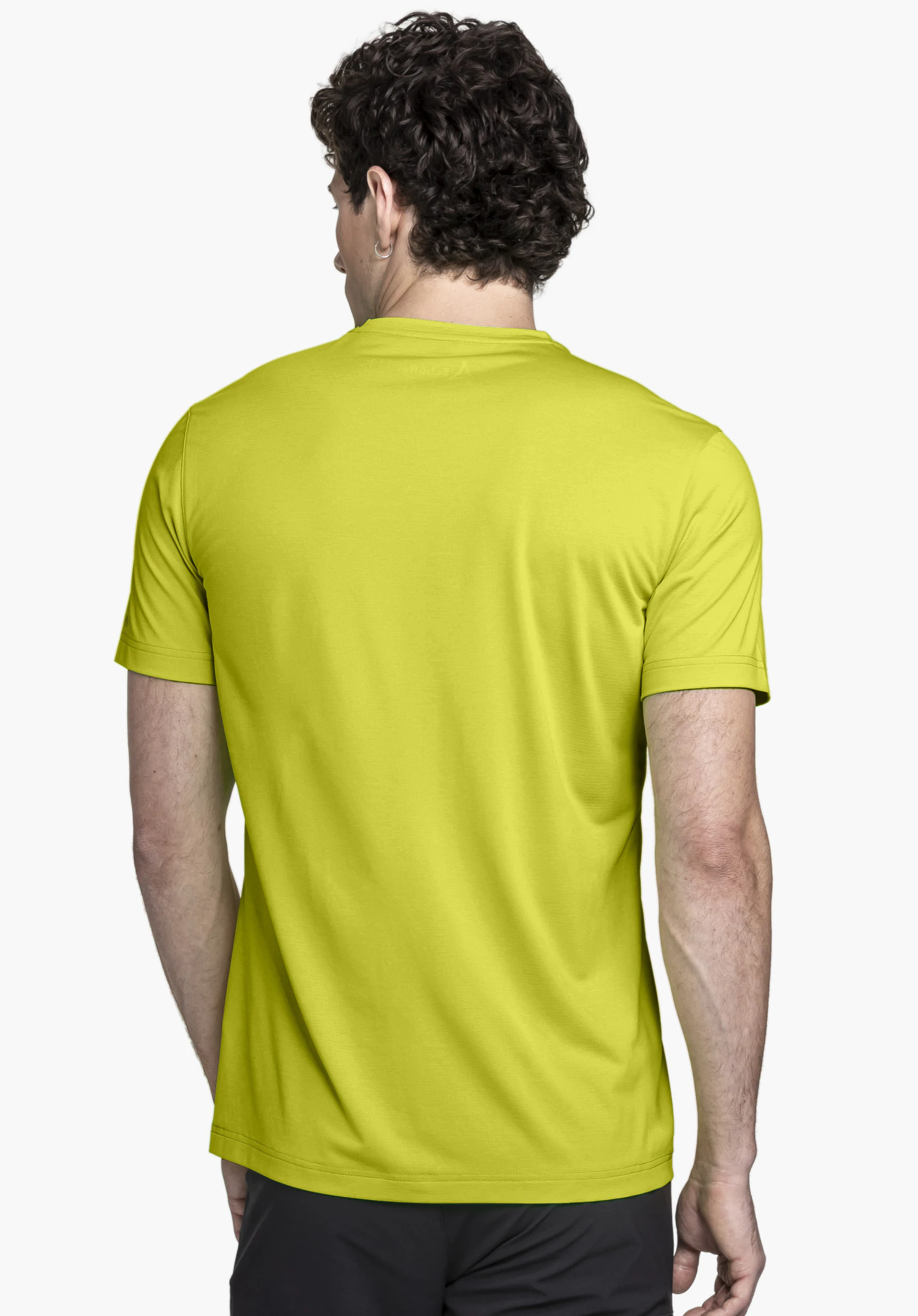 T Shirt Style Chipoma MEN in het geel, getoond vanaf de rugzijde. Het model staat voor een neutrale achtergrond en het subtiele Schöffel-logo is zichtbaar bij de nek.