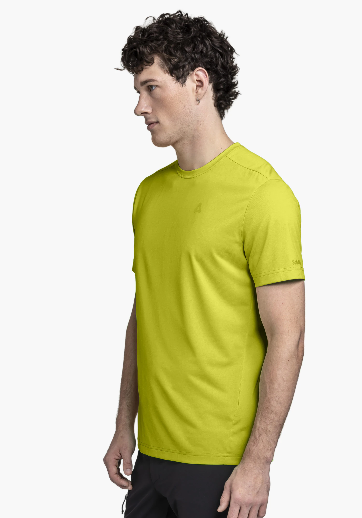 T Shirt Style Chipoma MEN in geel, getoond in een zijaanzicht tegen een neutrale achtergrond. Het model benadrukt de pasvorm en het subtiele Schöffel-logo op de mouw.