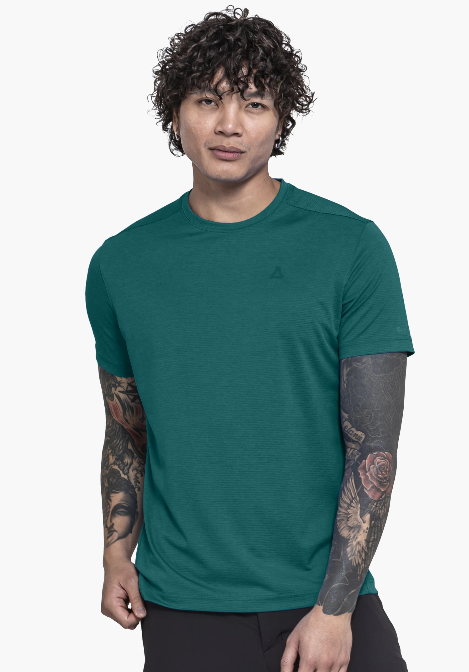 T Shirt Style Chipoma MEN en vert. Un mannequin porte le t-shirt de face sur un fond neutre. Le logo Schöffel discret est visible sur la poitrine.