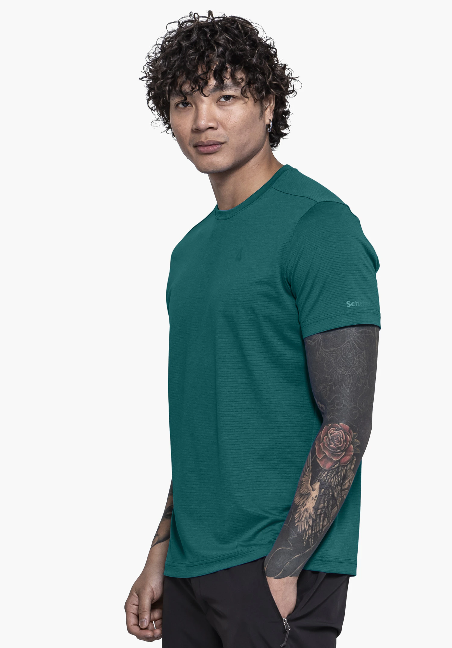 T Shirt Style Chipoma MEN in green. The model is presented in a side view against a neutral background, with the Schöffel-Logo subtly placed on the sleeve, highlighting the premium design.
