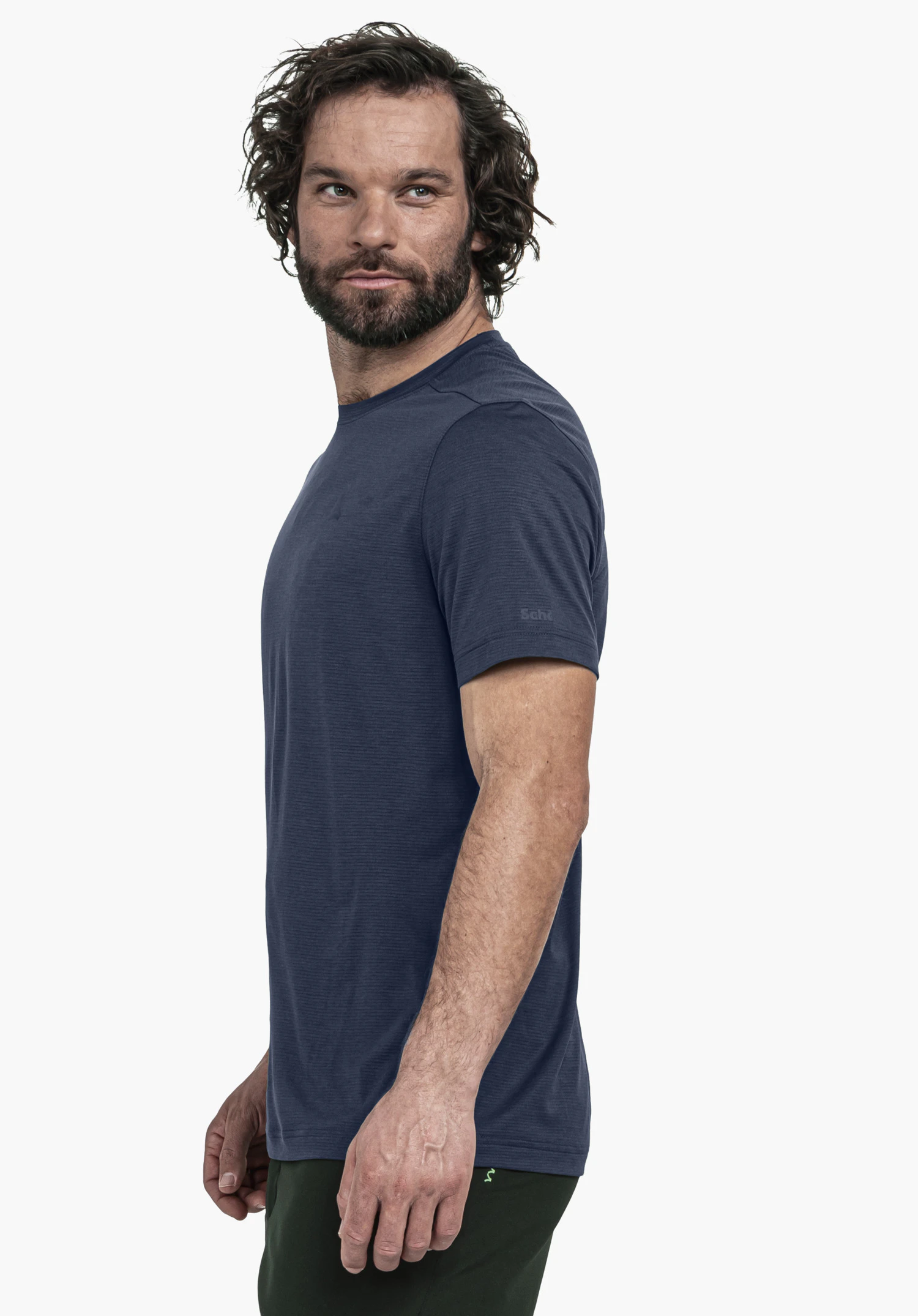 T Shirt Style Chipoma MEN in blauw: Het model staat zijwaarts voor een neutrale achtergrond en presenteert het shirt. Het Schöffel-logo is zichtbaar op de mouw.