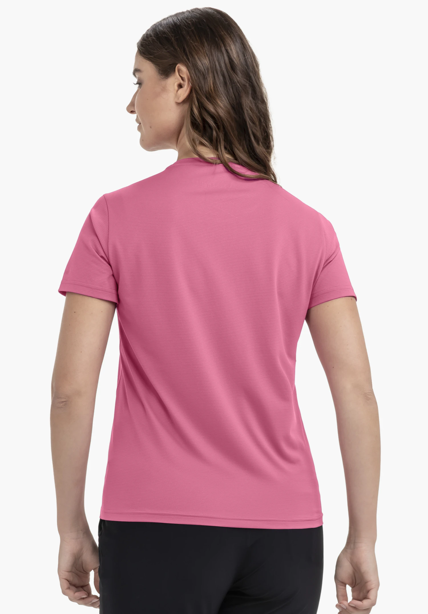 T Shirt Style Chipoma WMN: Die Rückansicht zeigt das Modell vor einem neutralen Hintergrund, wie es das T-Shirt in Pink trägt. Das dezente Schöffel-Logo ist im Nackenbereich platziert.