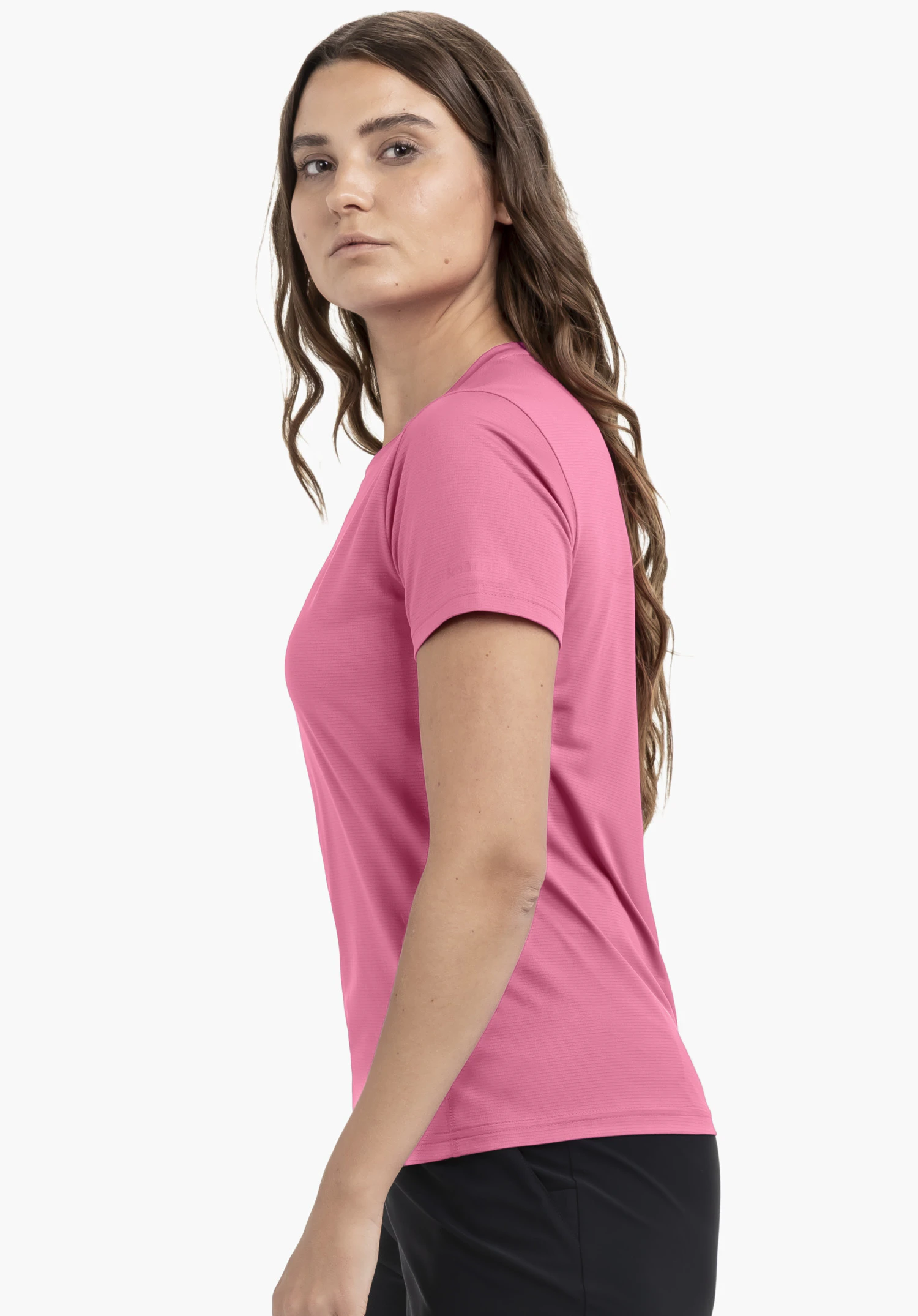 T Shirt Style Chipoma WMN in Pink. Das Model steht seitlich vor einem neutralen Hintergrund und präsentiert die Passform des Shirts. Das dezente Schöffel-Logo ist im Ärmelbereich eingearbeitet.