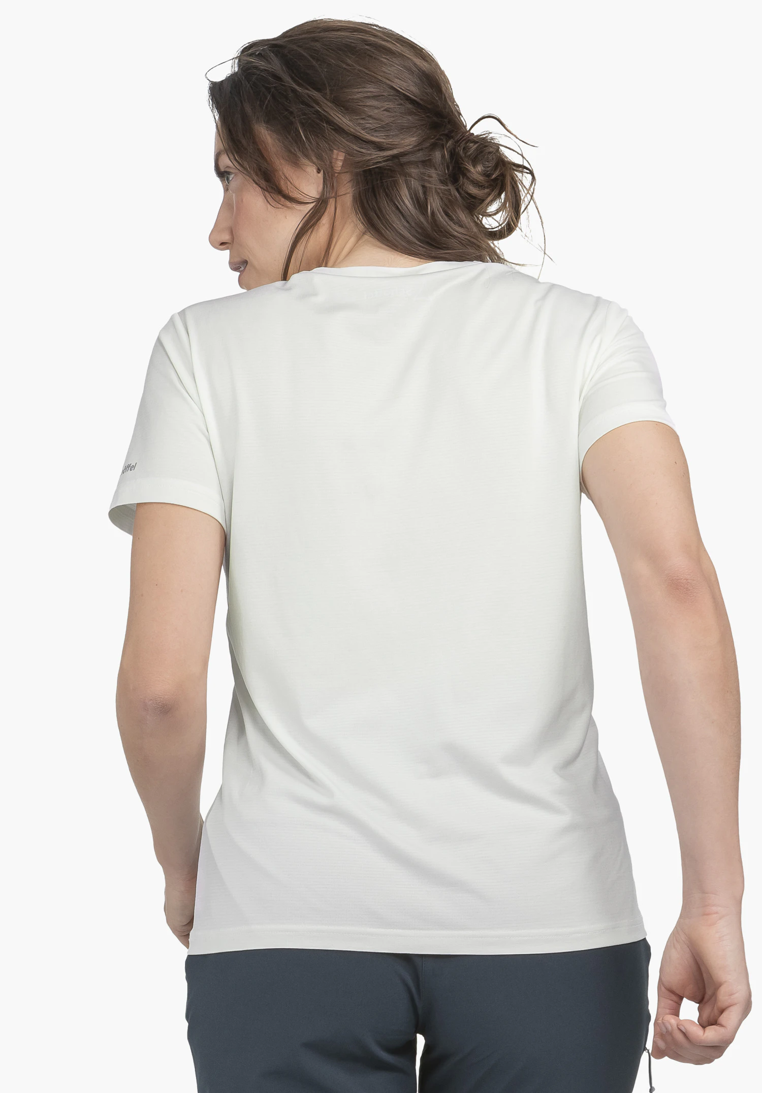 T Shirt Style Chipoma WMN vu de dos sur un fond neutre. Le mannequin porte le t-shirt de couleur blanche, avec le logo Schöffel discret visible sur la manche.