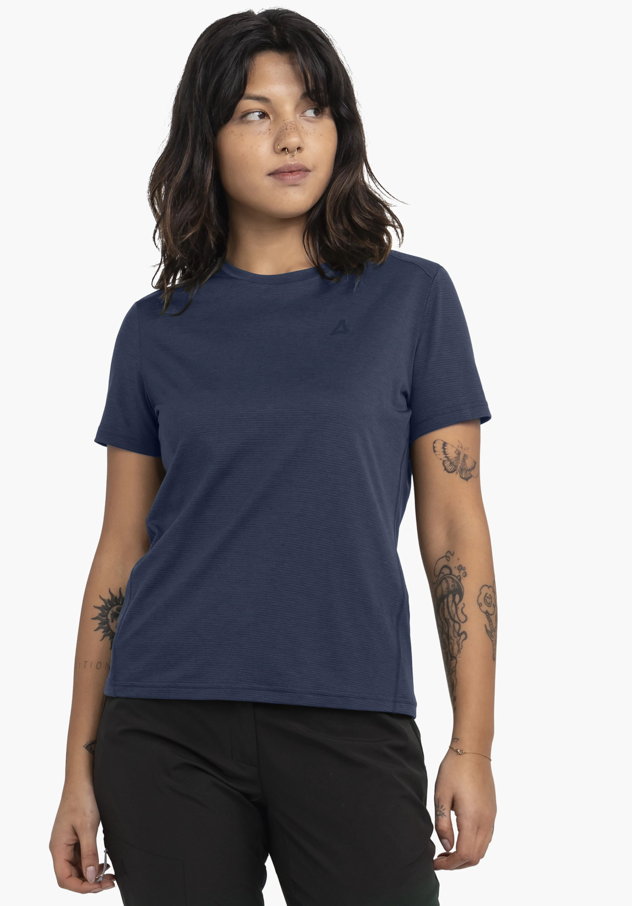 T Shirt Style Chipoma WMN in blauw: Een model presenteert het shirt tegen een neutrale achtergrond. Het vooraanzicht toont het subtiele Schöffel-logo op de borst.