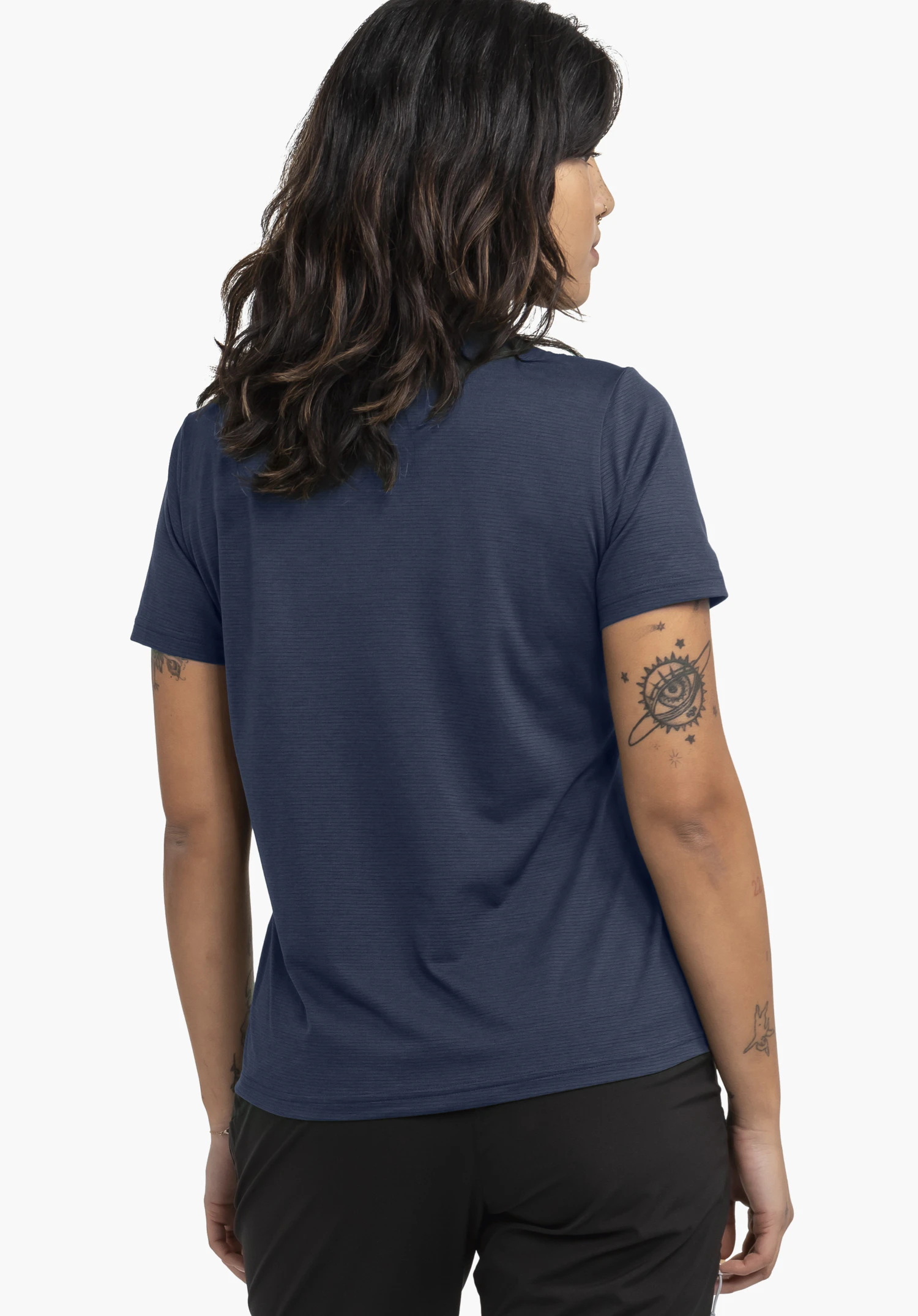 T Shirt Style Chipoma WMN zeigt die Rückenansicht des Modells auf einem neutralen Hintergrund. Das T-Shirt in Blau besticht durch seine schlichte Optik, während das dezente Schöffel-Logo eine hochwertige Note setzt.