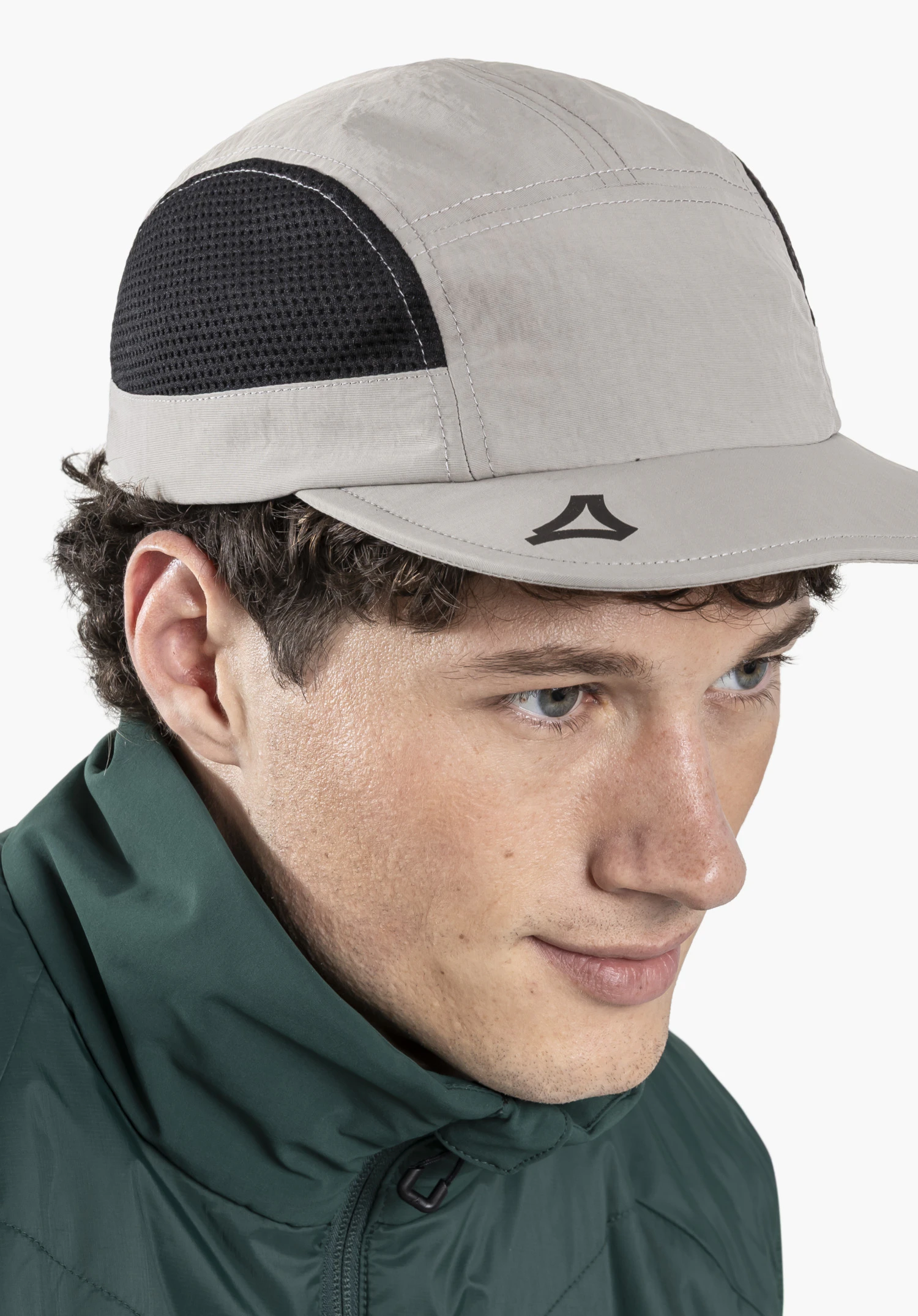 Cap Style Mauku UNI en gris, porté par un mannequin de trois-quarts devant un fond neutre. La casquette arbore le logo Schöffel caractéristique sur la visière et constitue le compagnon idéal pour les activités sportives en hiver.