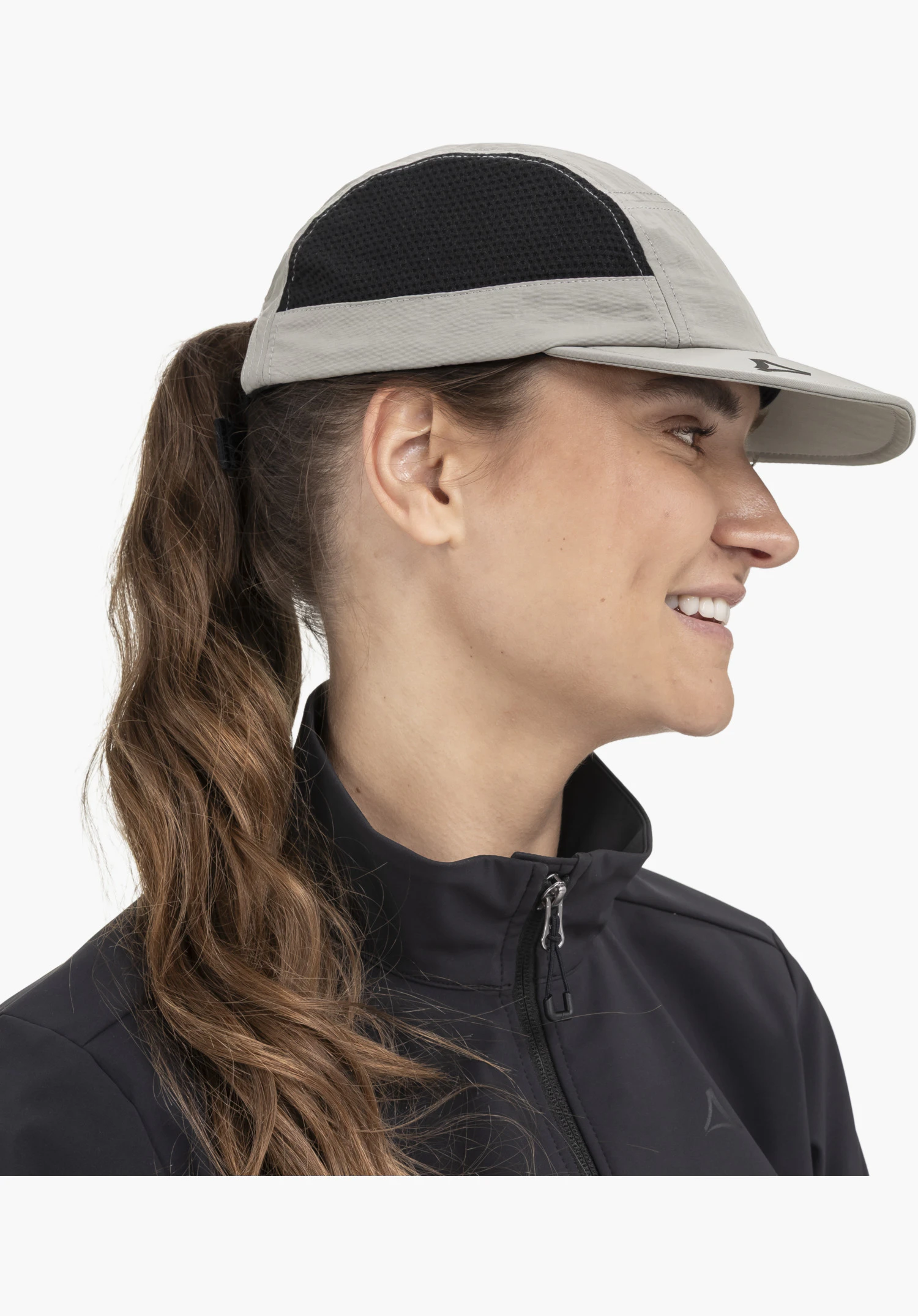 Cap Style Mauku UNI en détail, montrant la matière principale grise, l'empiècement en mesh noir sur le côté et le Schöffel-Logo partiellement visible sur la visière, gros plan sur fond blanc/neutre.
