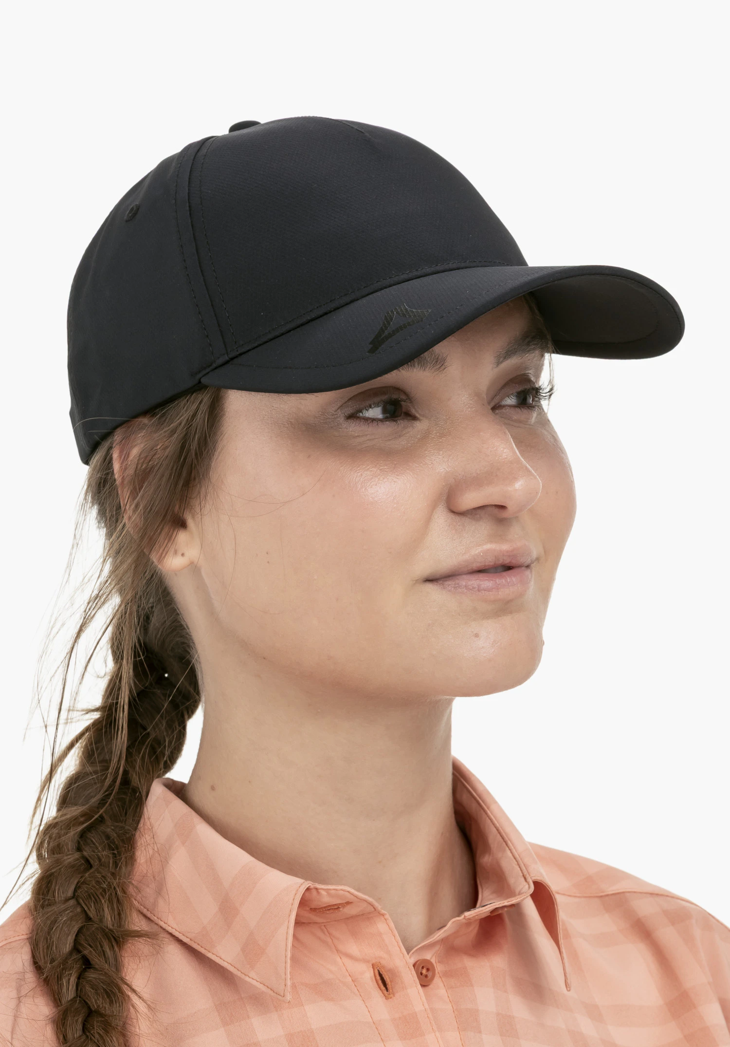 Cap Style Dooser UNI an einem Model, das leicht zur Seite blickt. Die schwarze Kappe zeigt ein dezentes Schöffel-Logo auf dem Schirm und ist vor einem neutralen Hintergrund fotografiert.